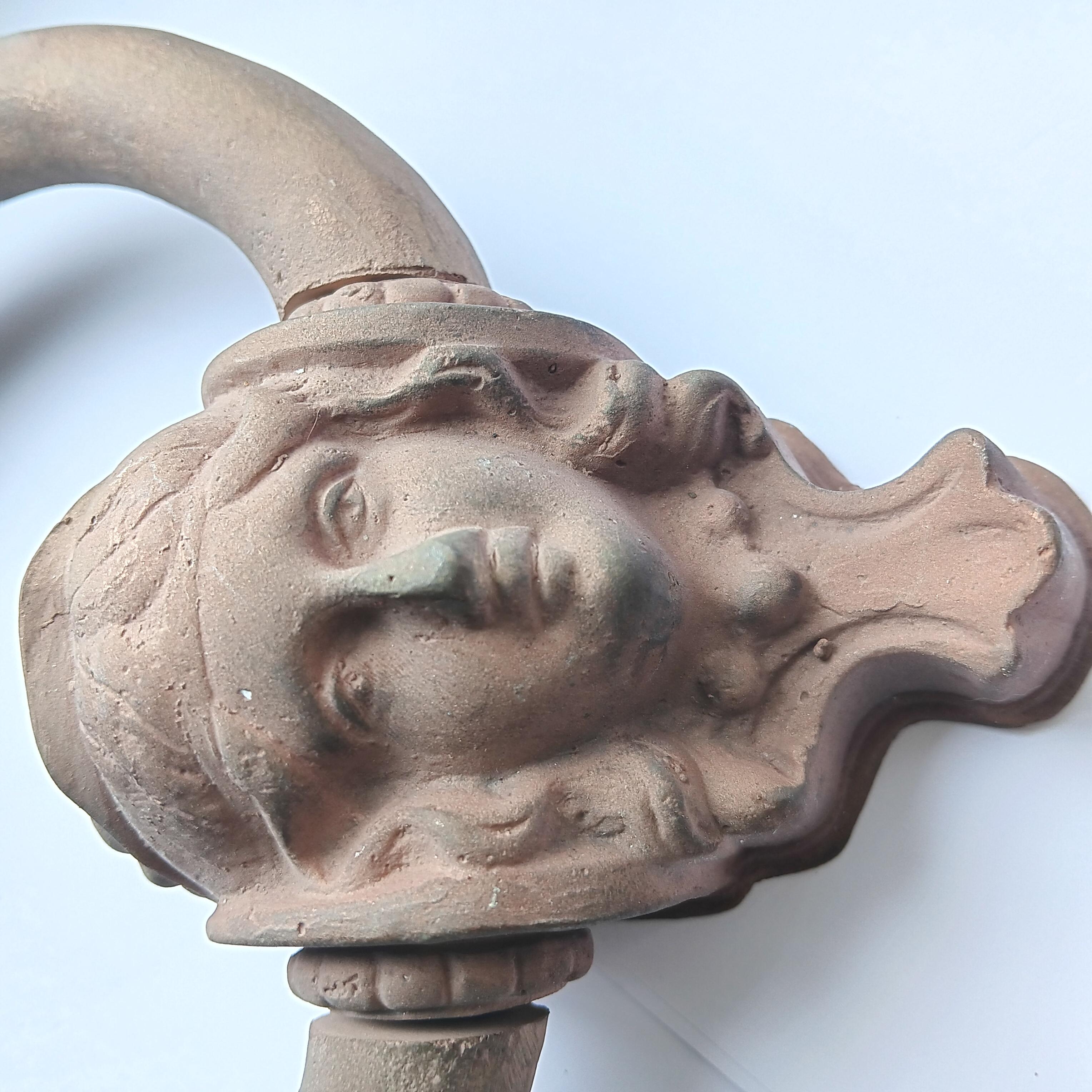 Großer Türgriff, Bronze-Meisterhandwerker in seinem gefundenen Spanien, späten 20. Jahrhundert (Ende des 20. Jahrhunderts) im Angebot