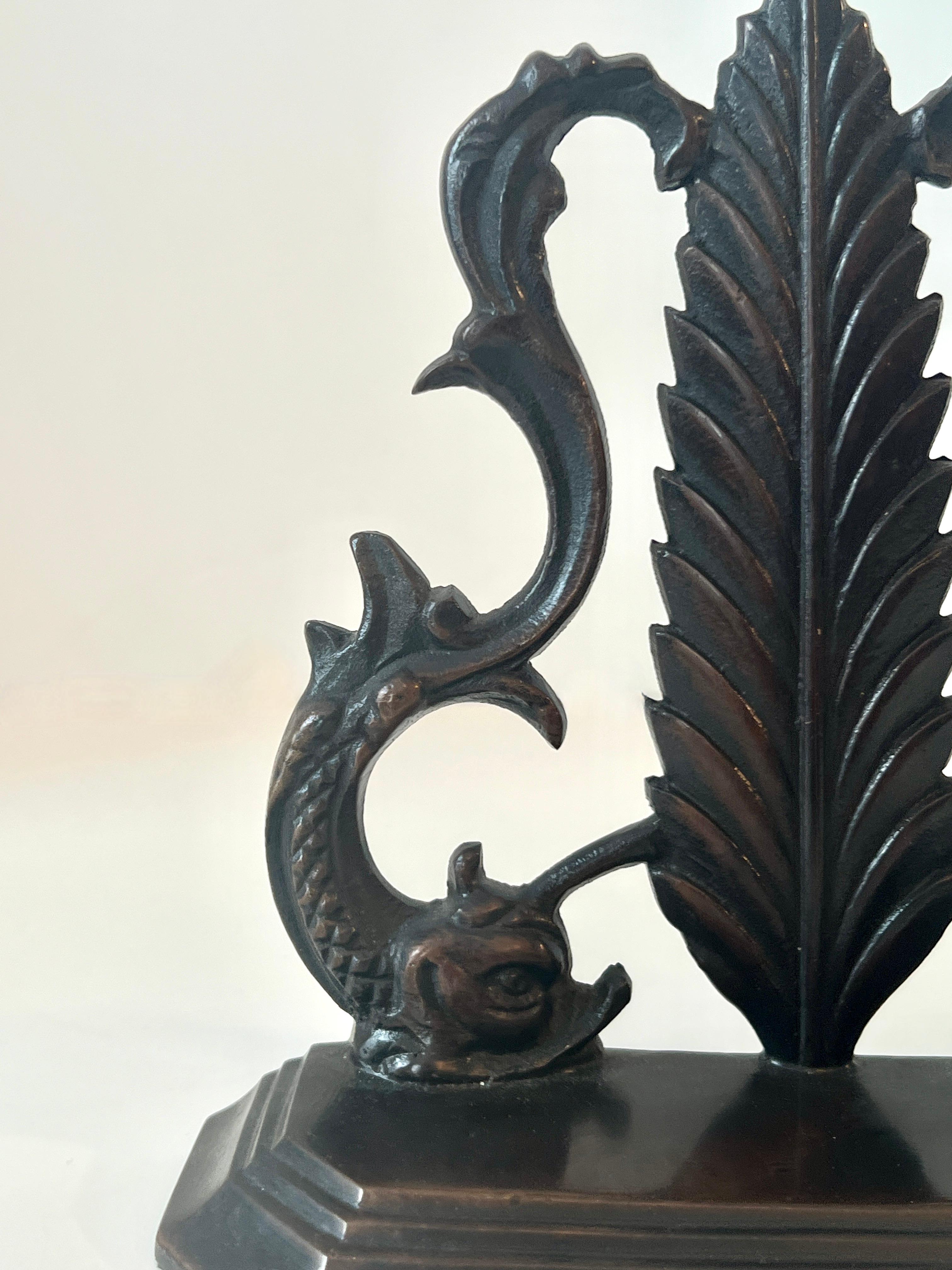 Türstopper aus Bronze mit Delphin-Schlangen  (Eisen) im Angebot