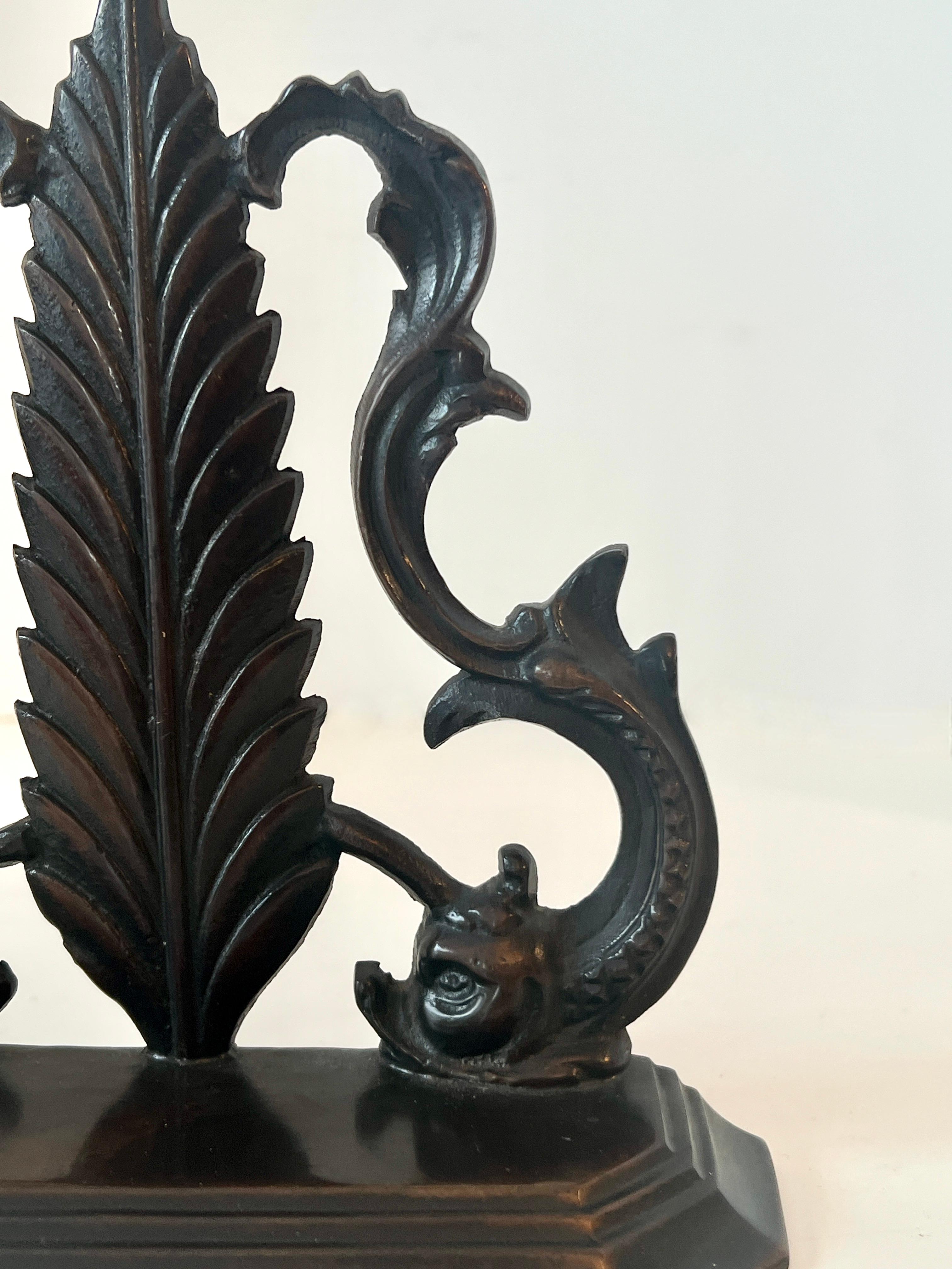 Türstopper aus Bronze mit Delphin-Schlangen  im Angebot 1