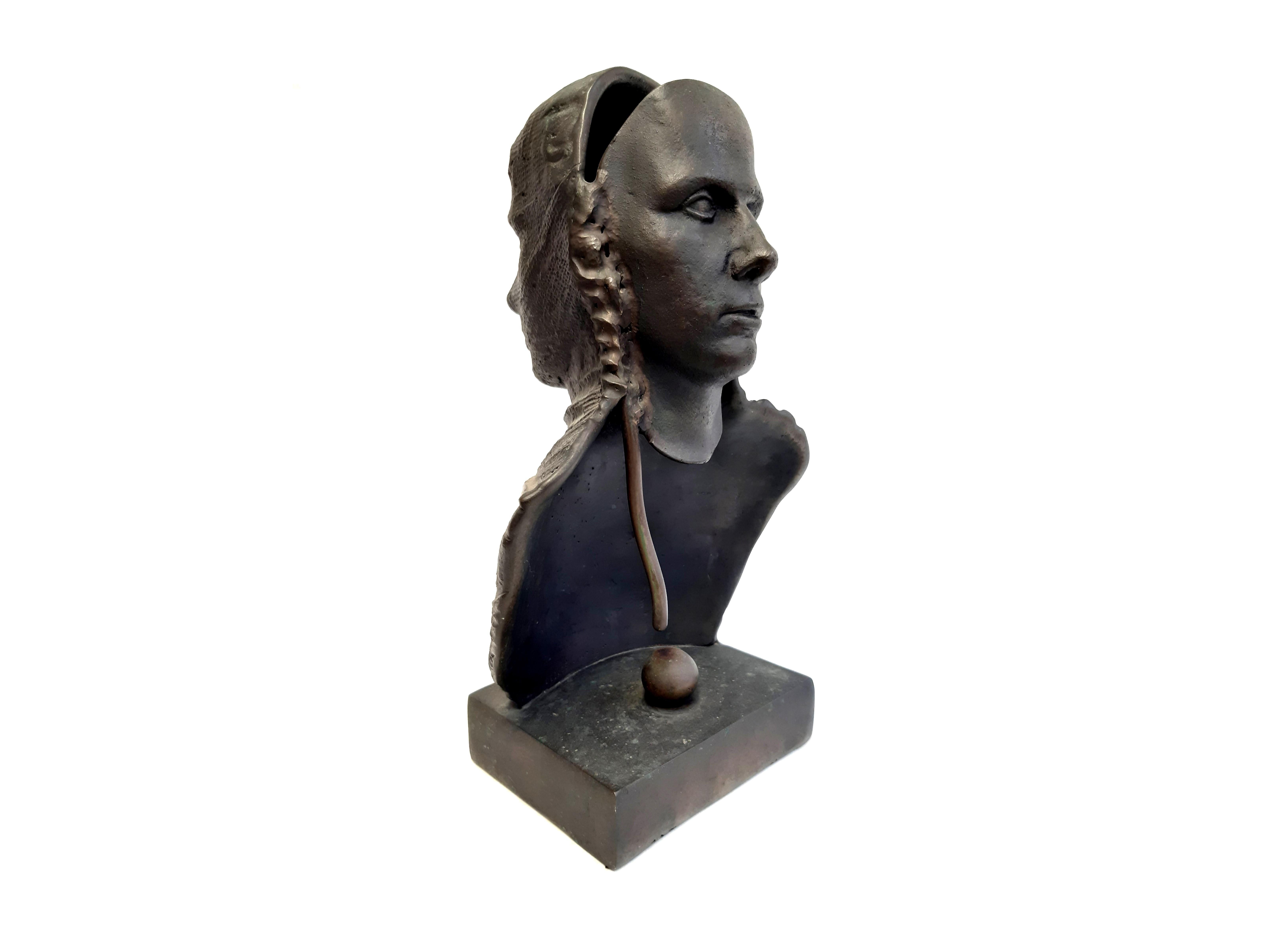 2-gesichtige Bronzeskulptur, einseitig das Gesicht einer jungen Frau, rückseitig das selbe Gesicht mit Tüchern verschleiert.