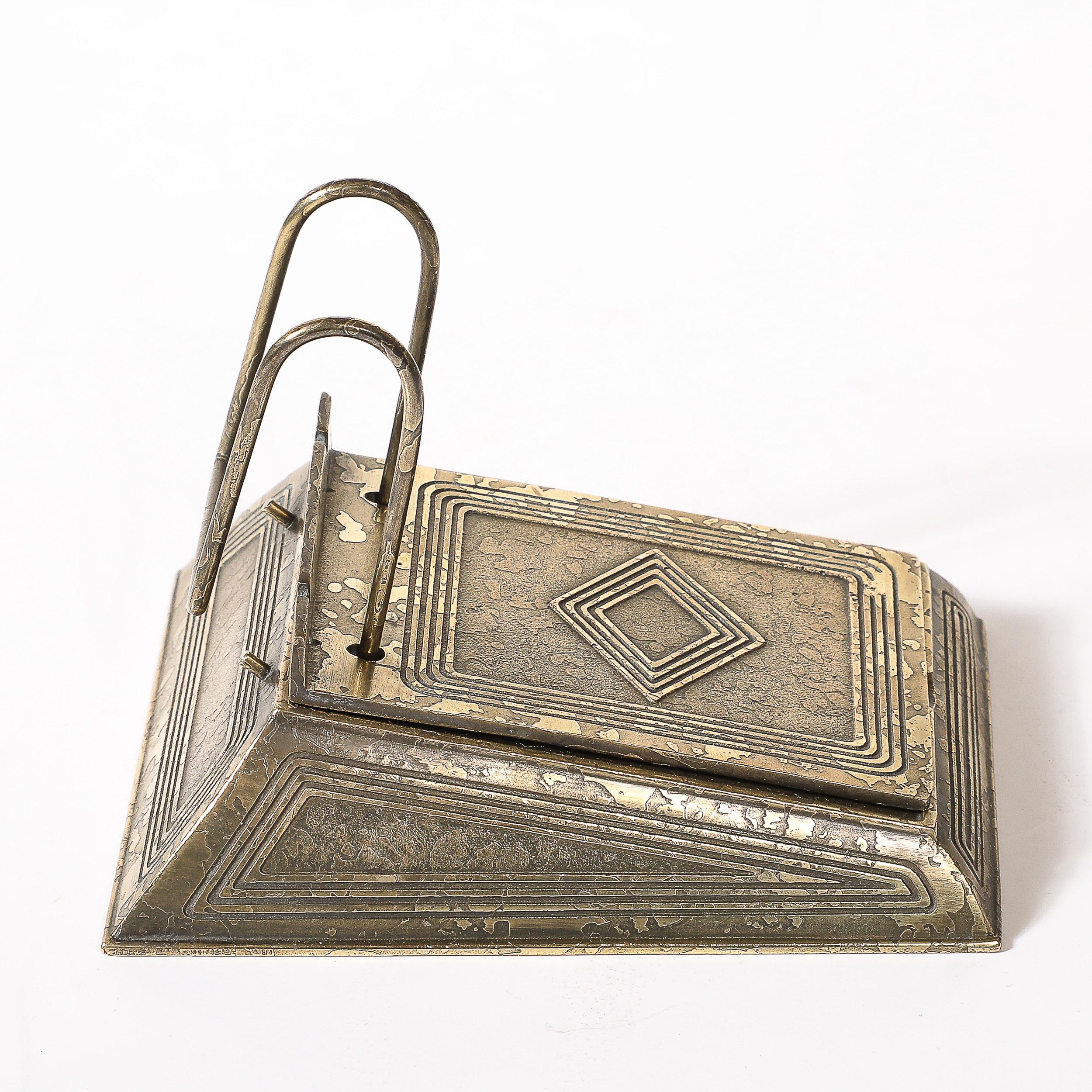 Dieser von der Kultfirma Tiffany & Co. gefertigte Bronze-Doré-Kalender und Memorandumhalter ist ein Beispiel für die Eleganz des frühen 20. Jahrhunderts und wurde um 1910 in den Vereinigten Staaten hergestellt. Sie ist im Graduate