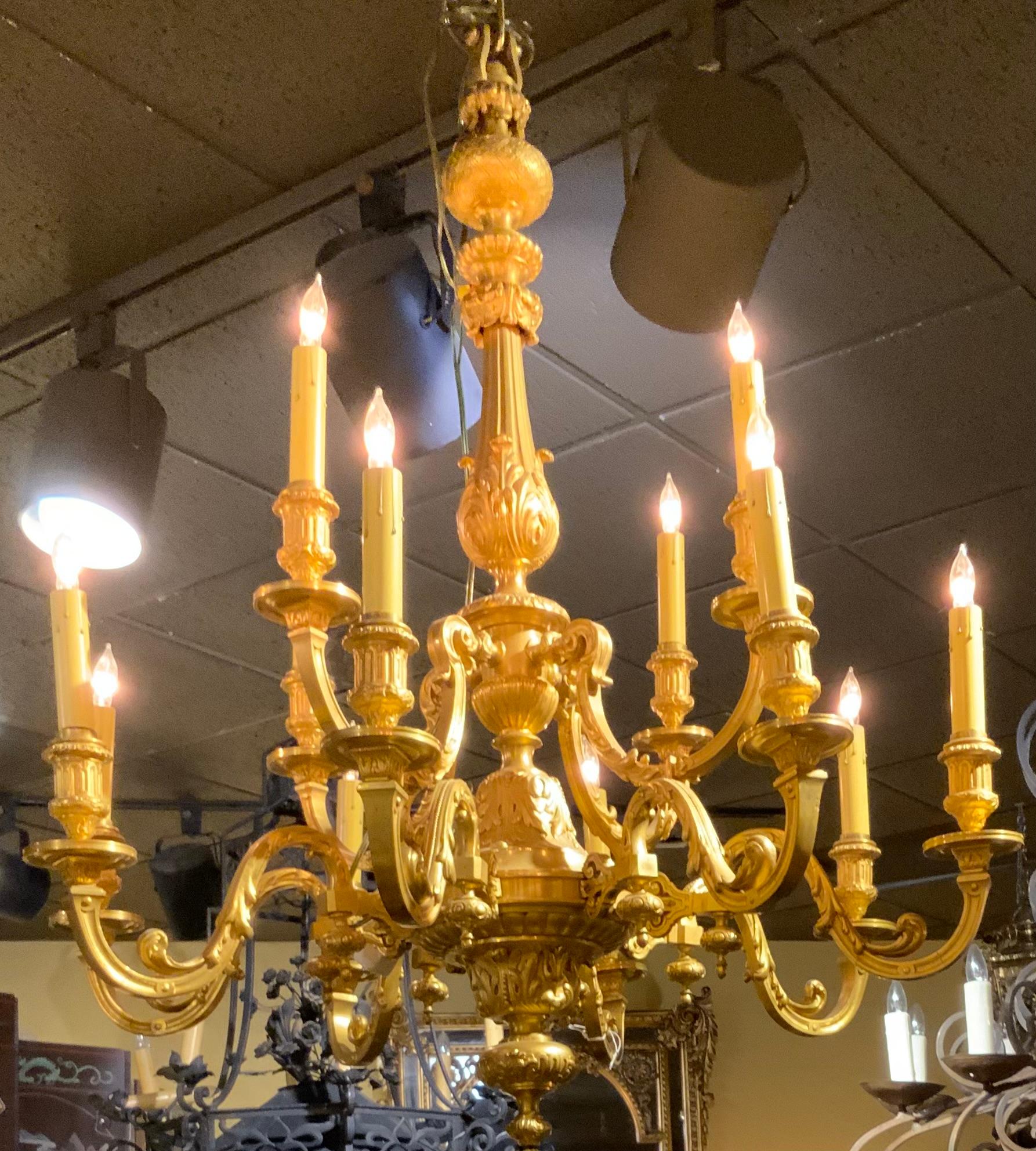Néoclassique Lustre de style français classique en bronze doré à 12 Lights en vente