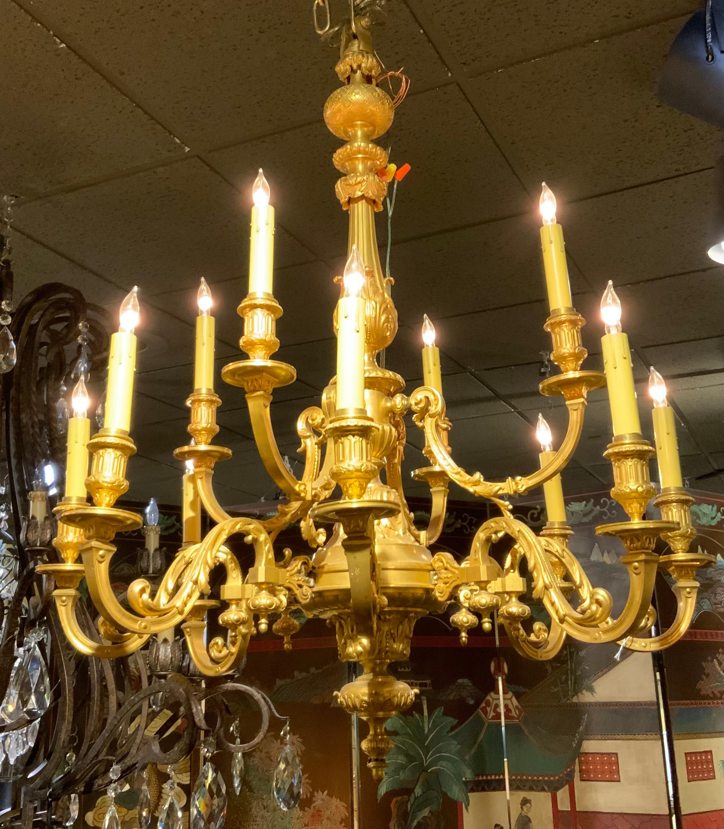 Bronze dore classic French style chandelier with 12 lights In Excellent Condition For Sale In Houston, TX