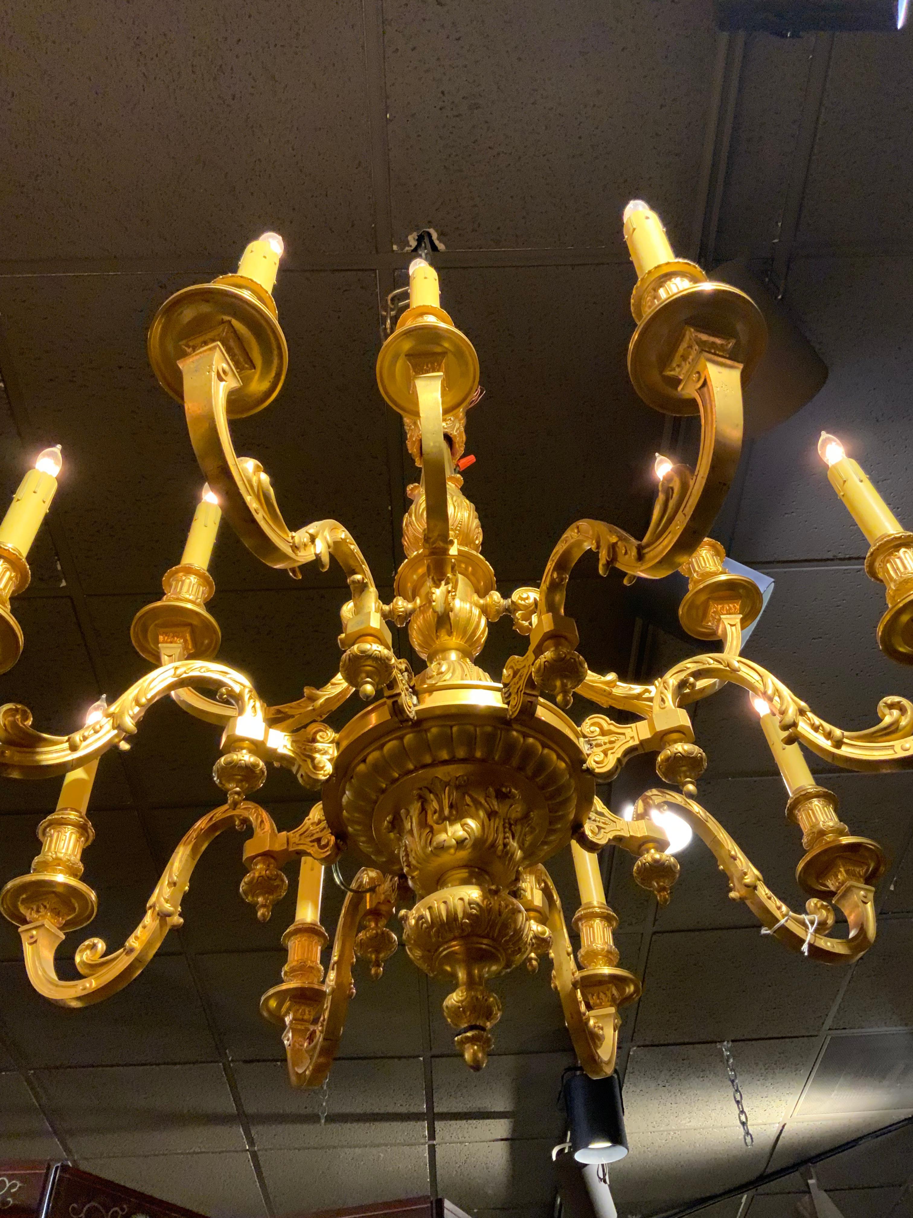 Lustre de style français classique en bronze doré à 12 Lights Excellent état - En vente à Houston, TX