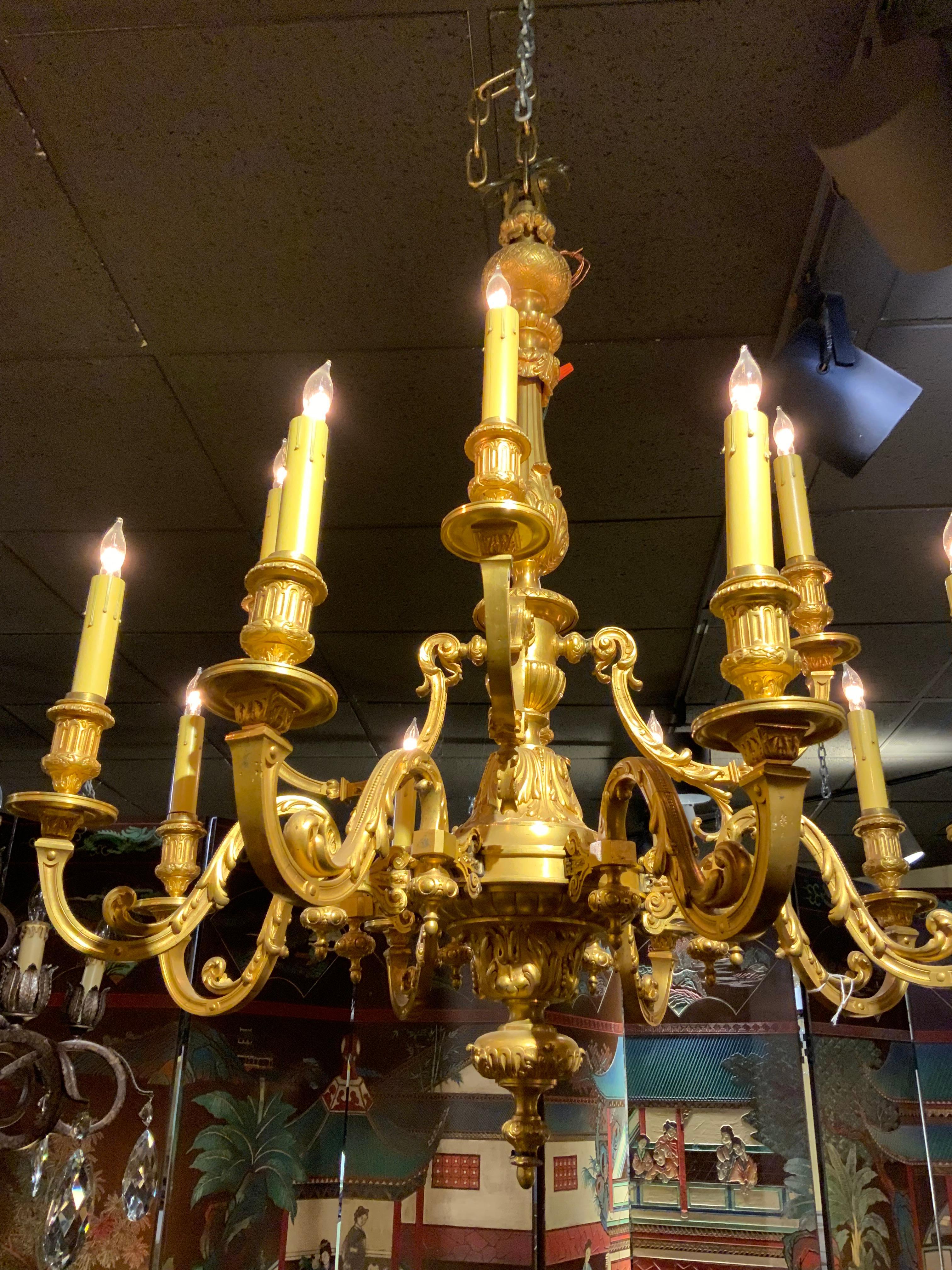 20ième siècle Lustre de style français classique en bronze doré à 12 Lights en vente