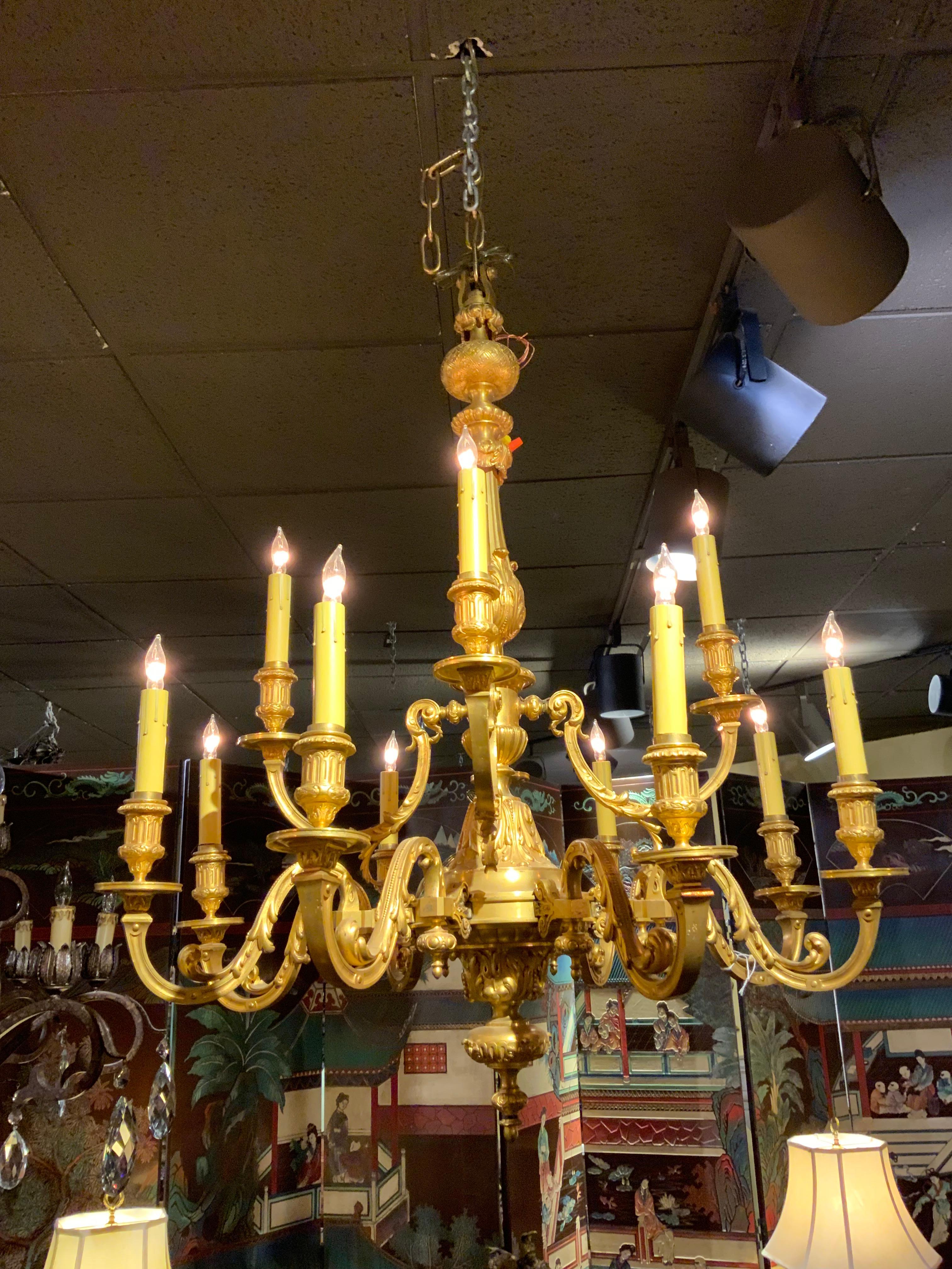 Bronze dore classic French style chandelier with 12 lights For Sale 2