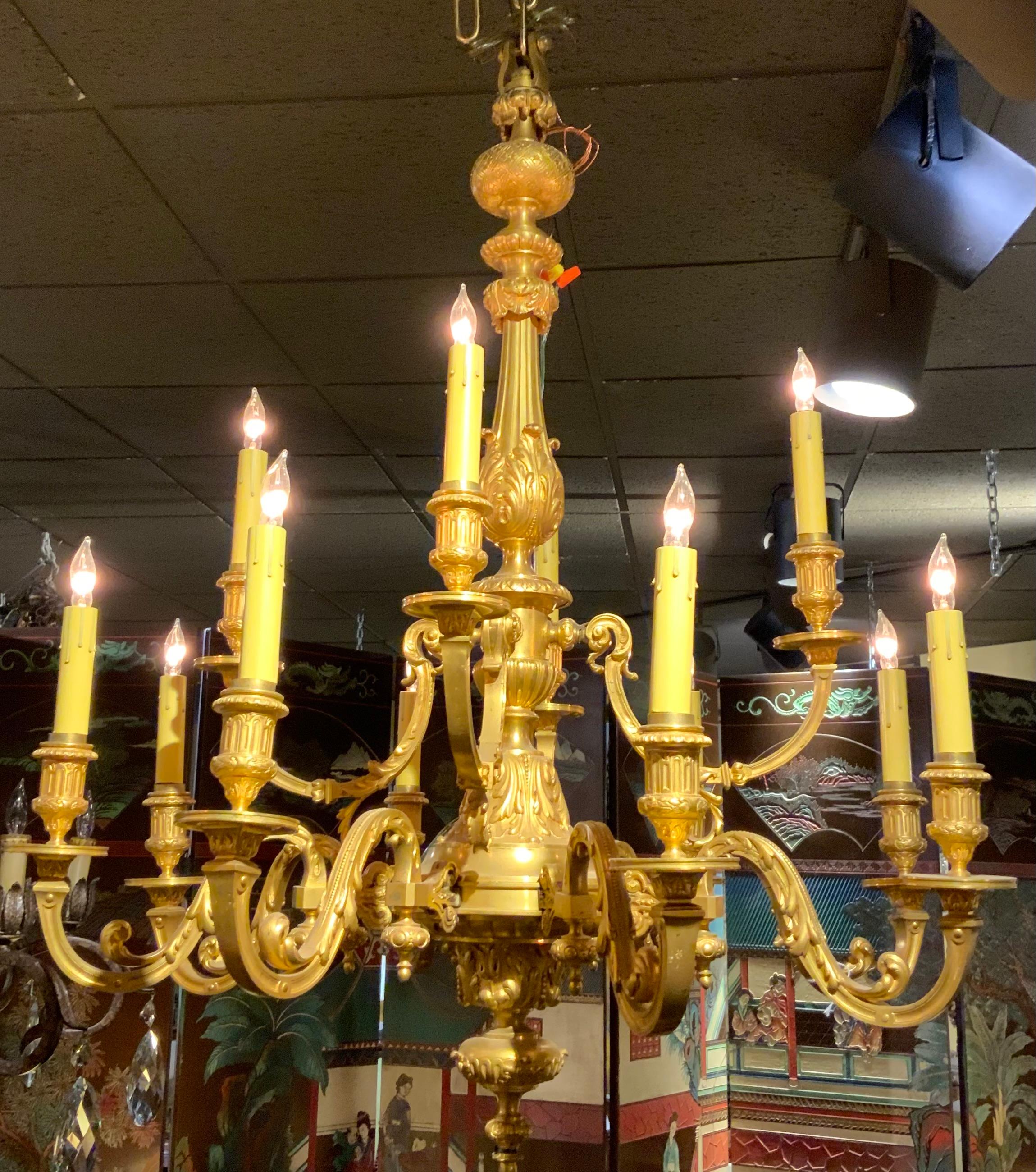 Bronze dore classic French style chandelier with 12 lights For Sale 3
