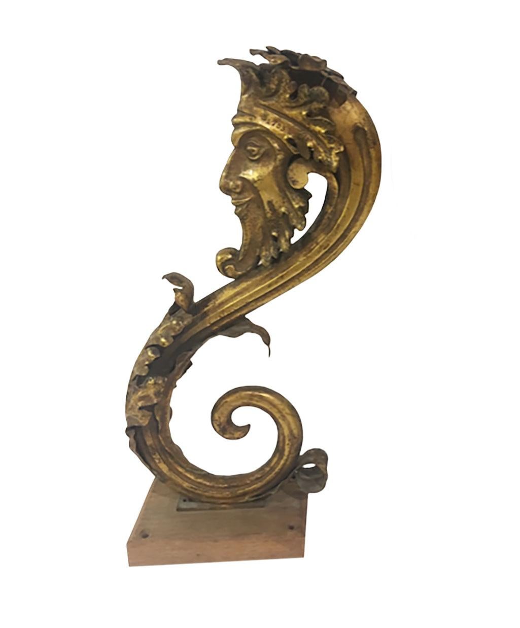 Una rara coppia di facce di bronzo italiane montate su Wood. Con foglie d'acanto e fiori sulla parte superiore della testa. Numerato B 1769. Circa 1860.