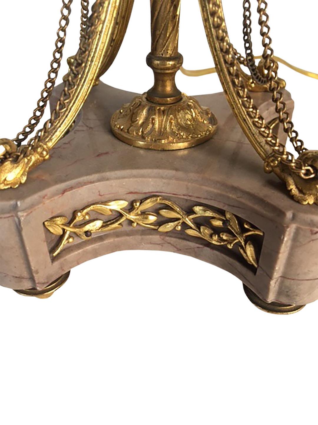 Bronze Doré Louis XVI Stil Kandelaber - Ein Paar im Angebot 2