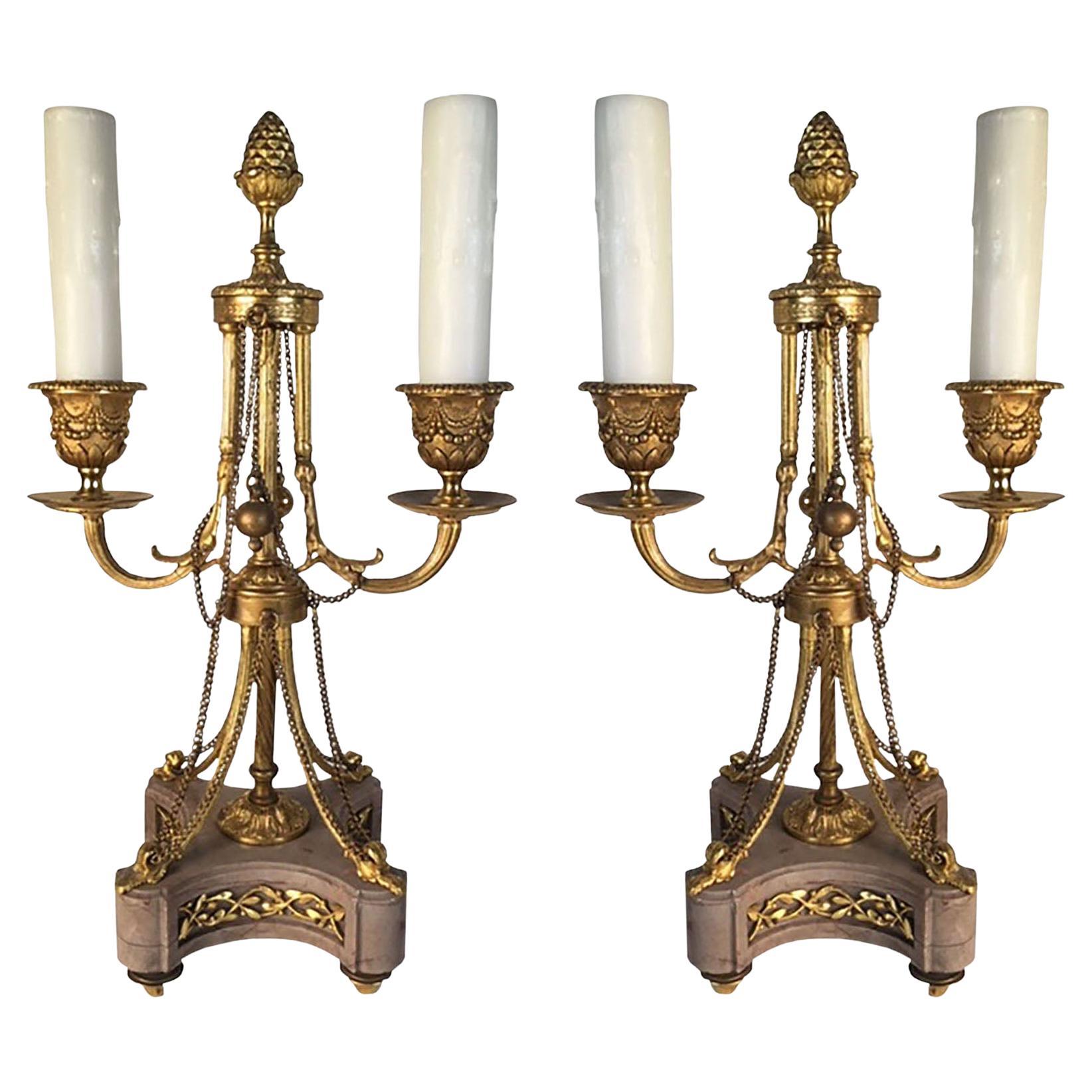 Bronze Doré Louis XVI Stil Kandelaber - Ein Paar im Angebot