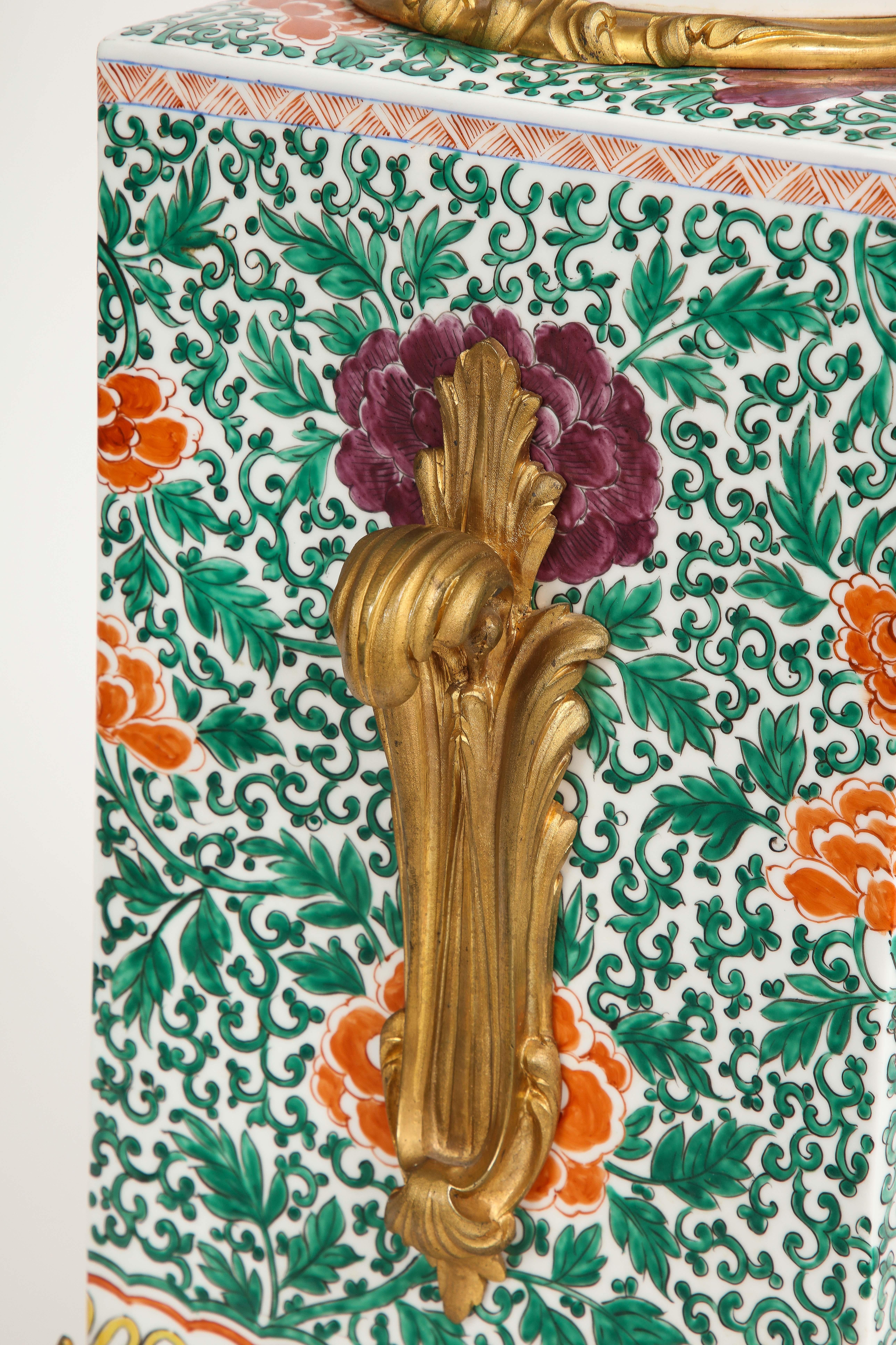 Jarrón de porcelana china Famille Rose montado en bronce Doré y convertido en lámpara, Siglo XIX en venta 2