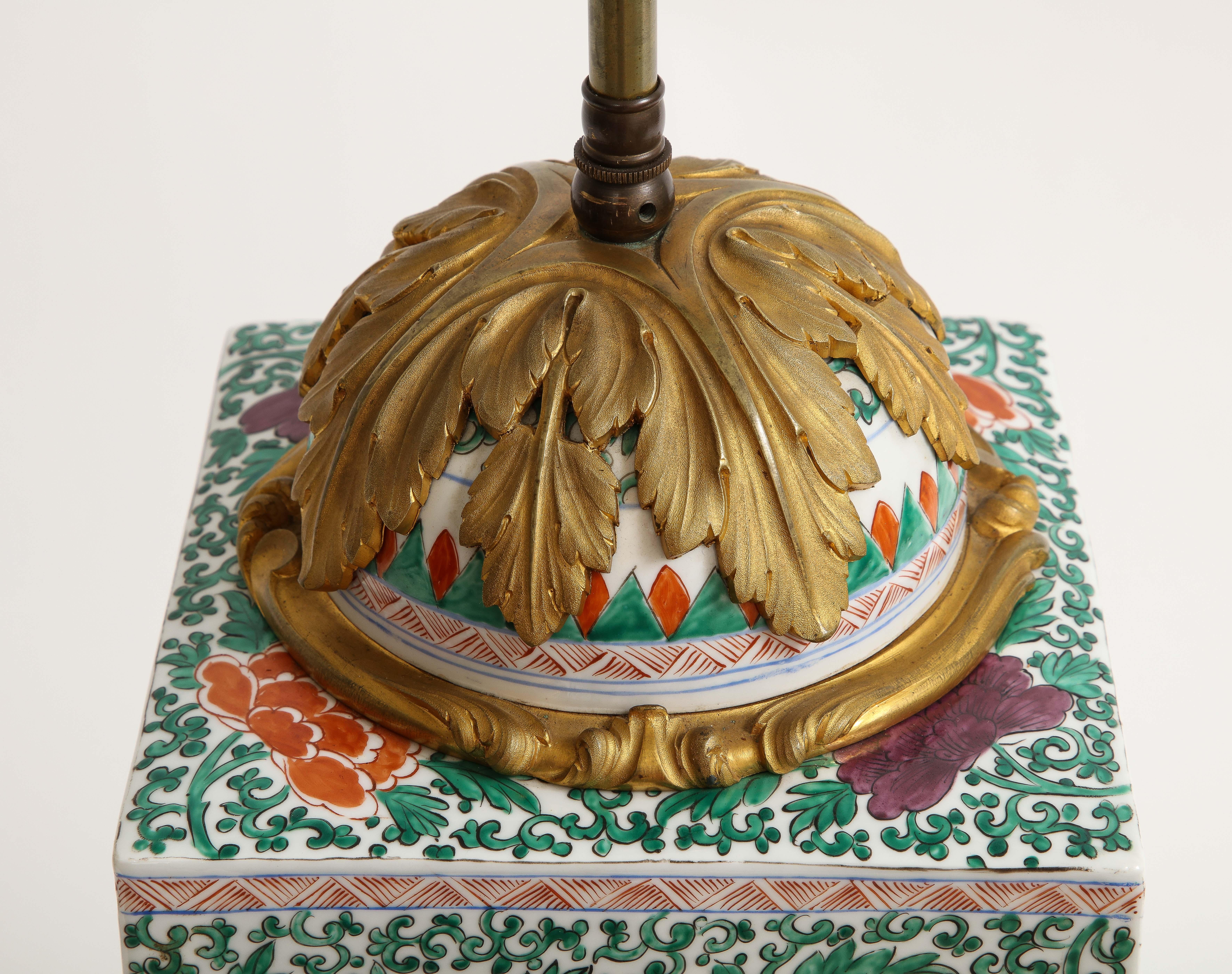 Jarrón de porcelana china Famille Rose montado en bronce Doré y convertido en lámpara, Siglo XIX en venta 4