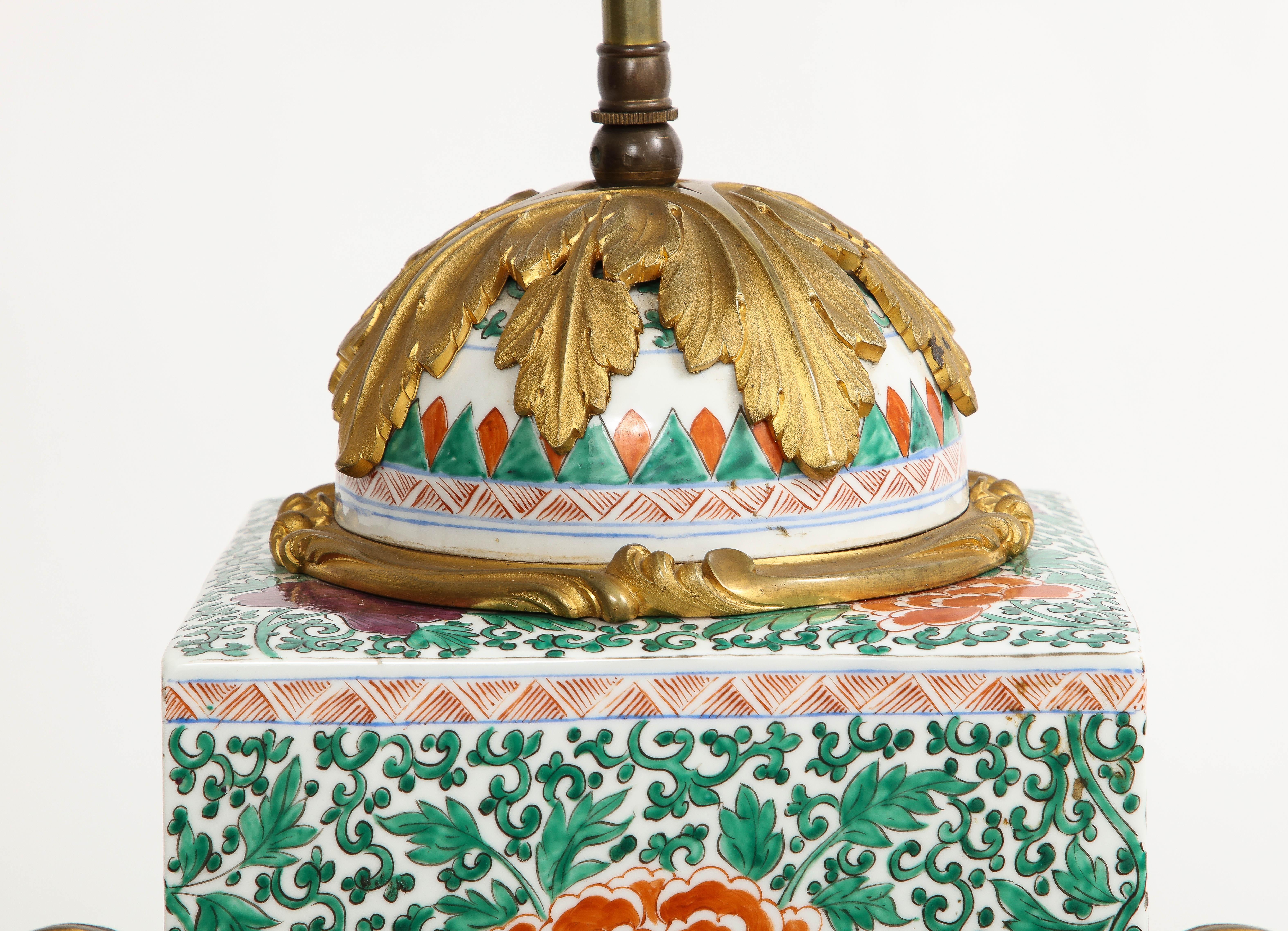 Jarrón de porcelana china Famille Rose montado en bronce Doré y convertido en lámpara, Siglo XIX en venta 5