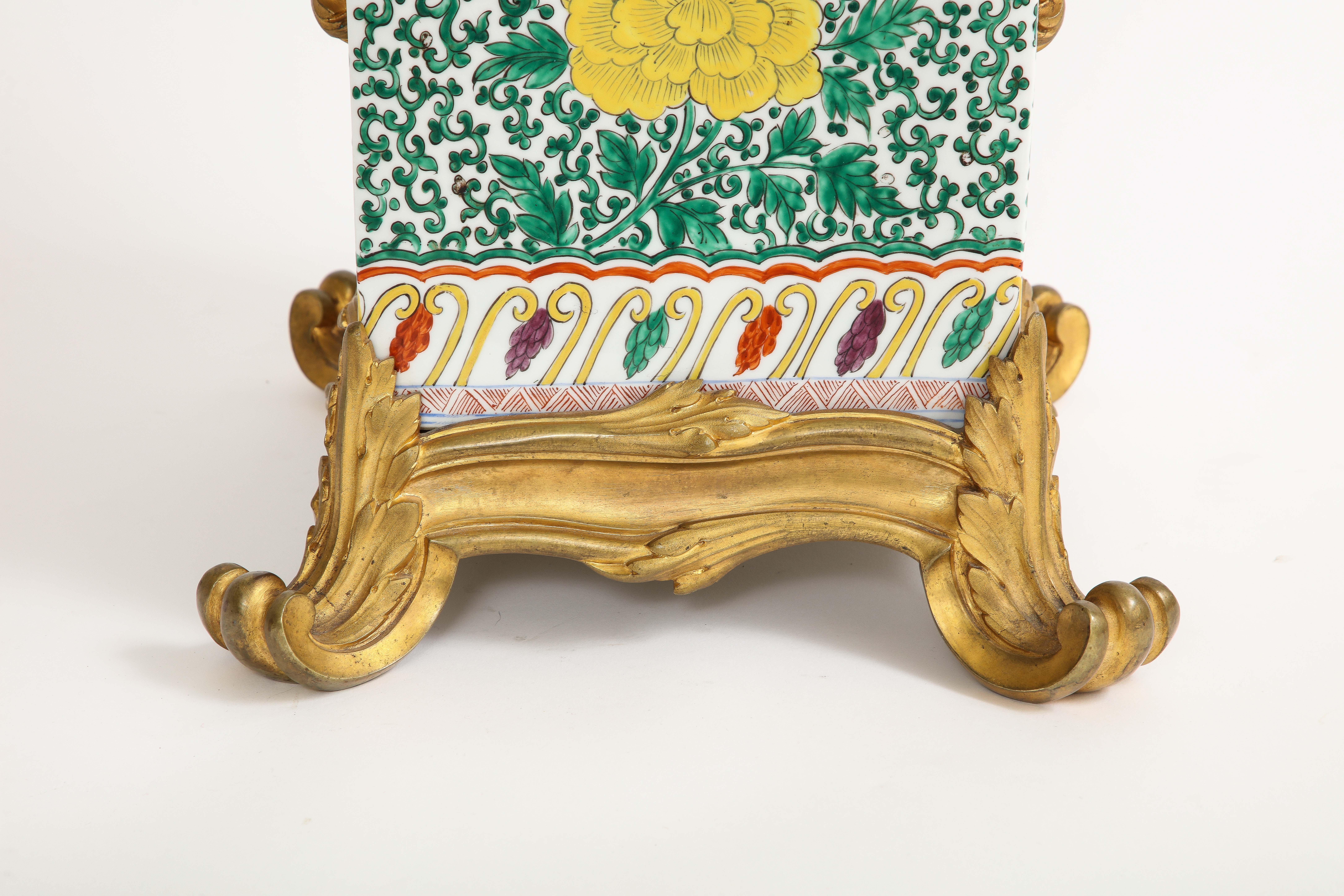Jarrón de porcelana china Famille Rose montado en bronce Doré y convertido en lámpara, Siglo XIX en venta 6
