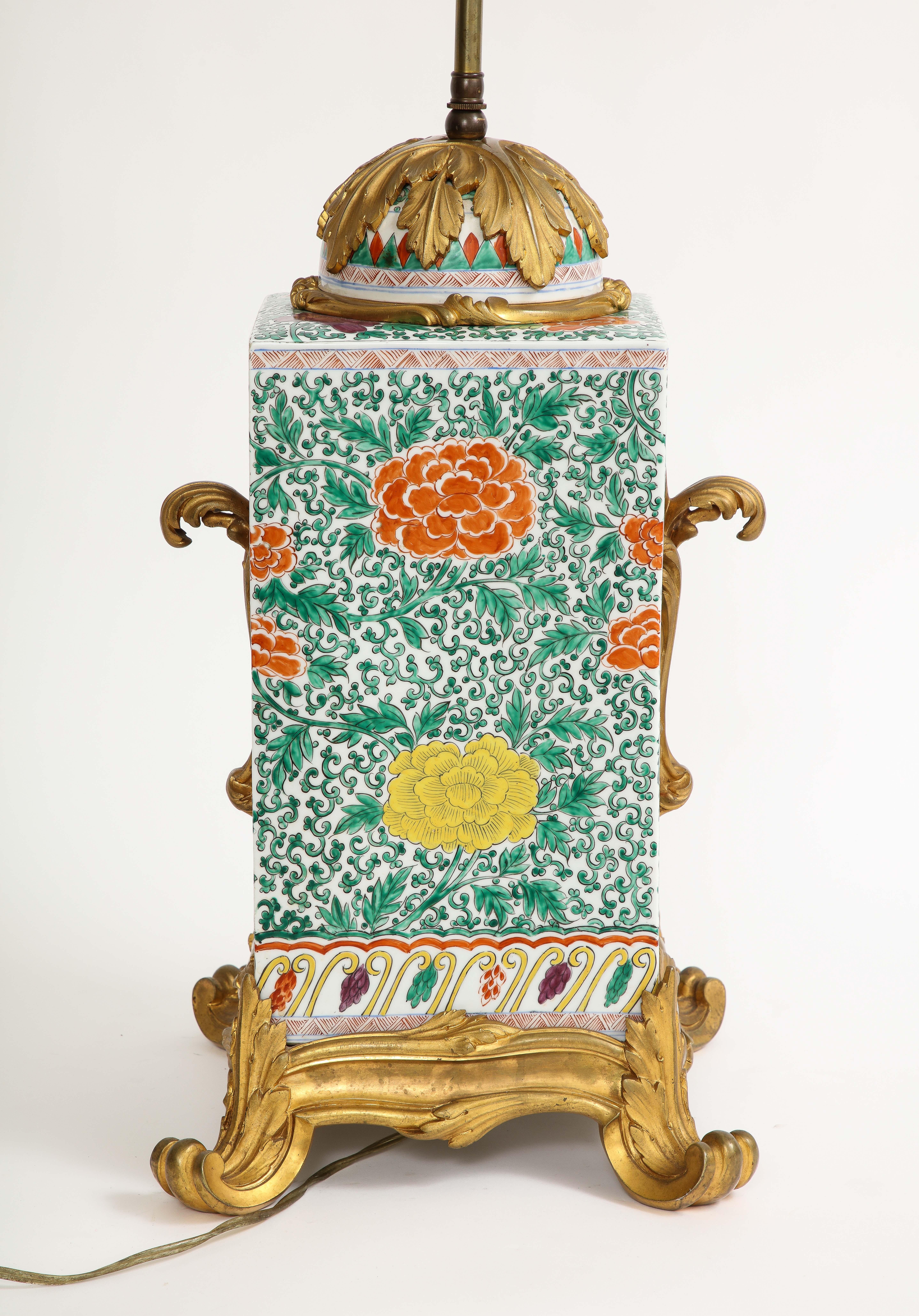 Jarrón de porcelana china Famille Rose montado en bronce Doré y convertido en lámpara, Siglo XIX Francés en venta
