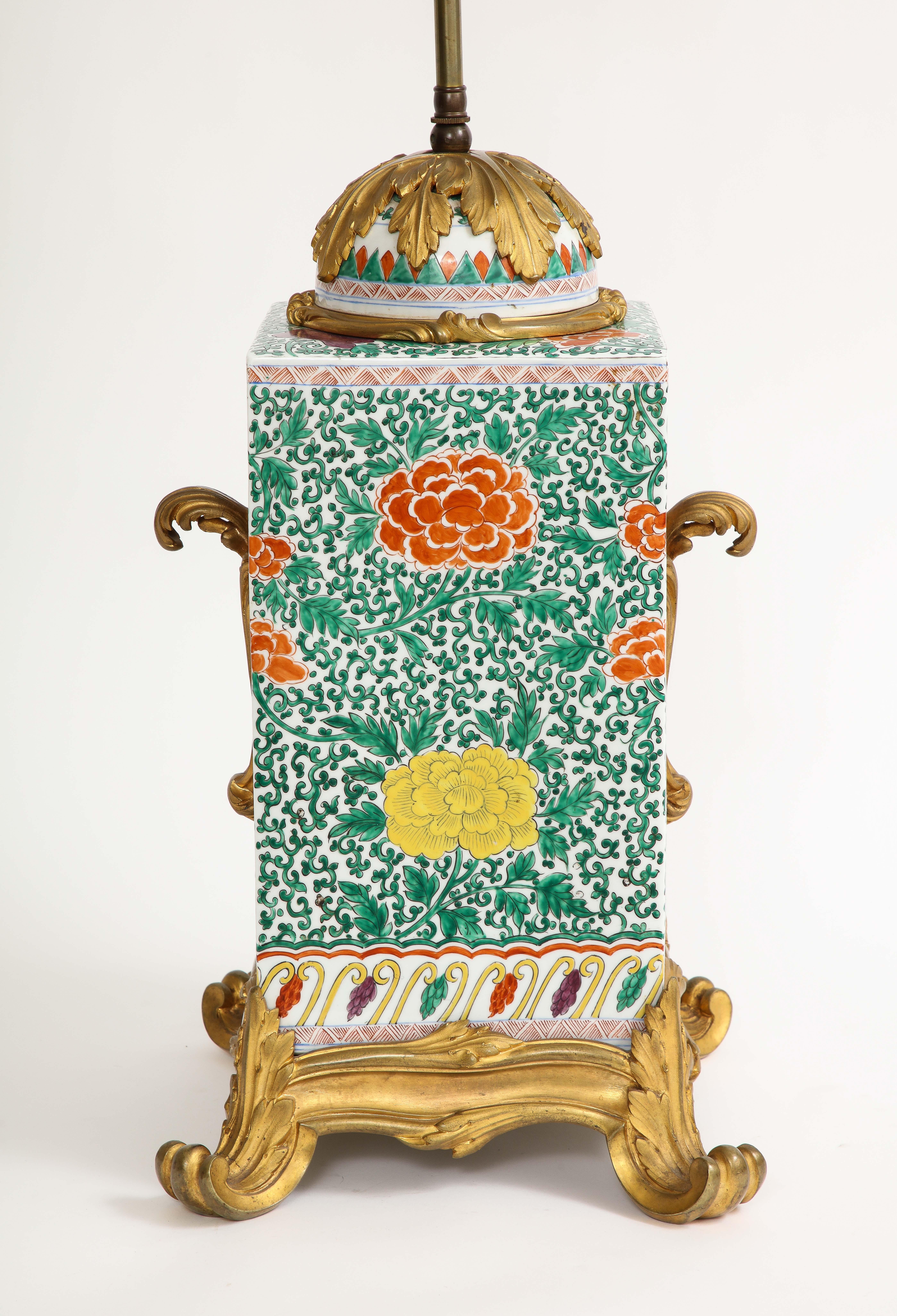 Jarrón de porcelana china Famille Rose montado en bronce Doré y convertido en lámpara, Siglo XIX Esmaltado en venta