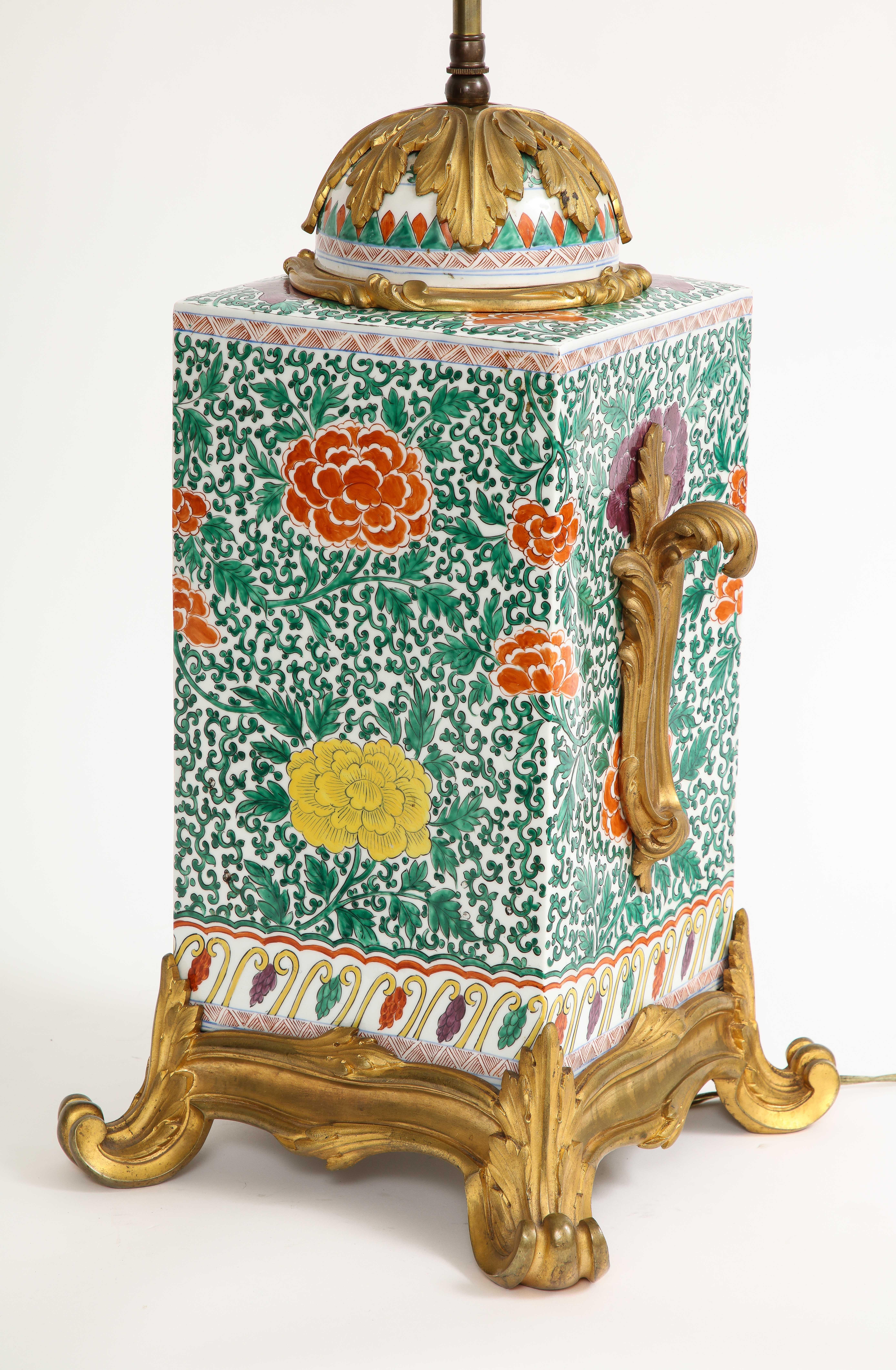 Jarrón de porcelana china Famille Rose montado en bronce Doré y convertido en lámpara, Siglo XIX en Bueno estado para la venta en New York, NY