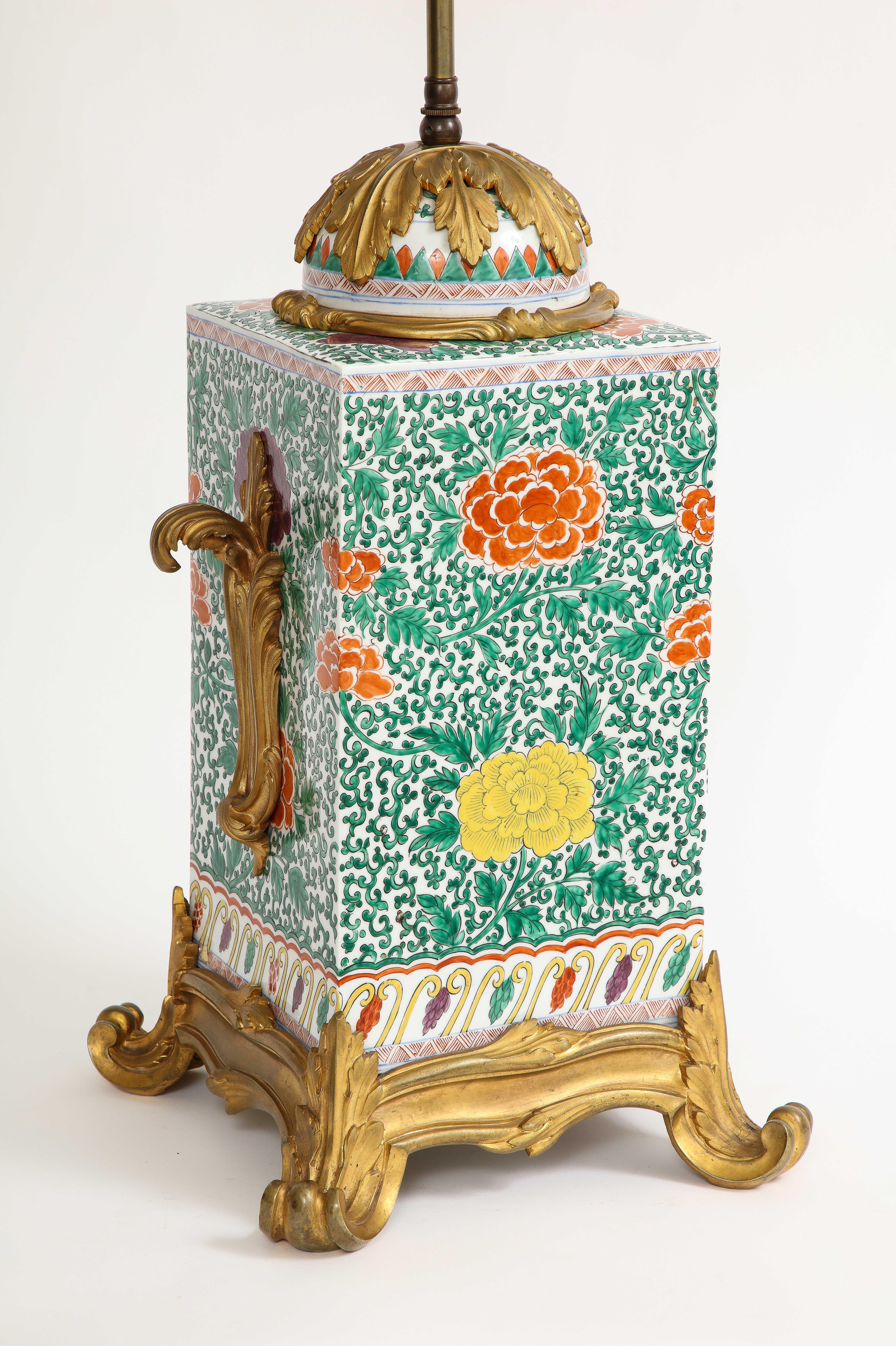 Jarrón de porcelana china Famille Rose montado en bronce Doré y convertido en lámpara, Siglo XIX siglo XIX en venta