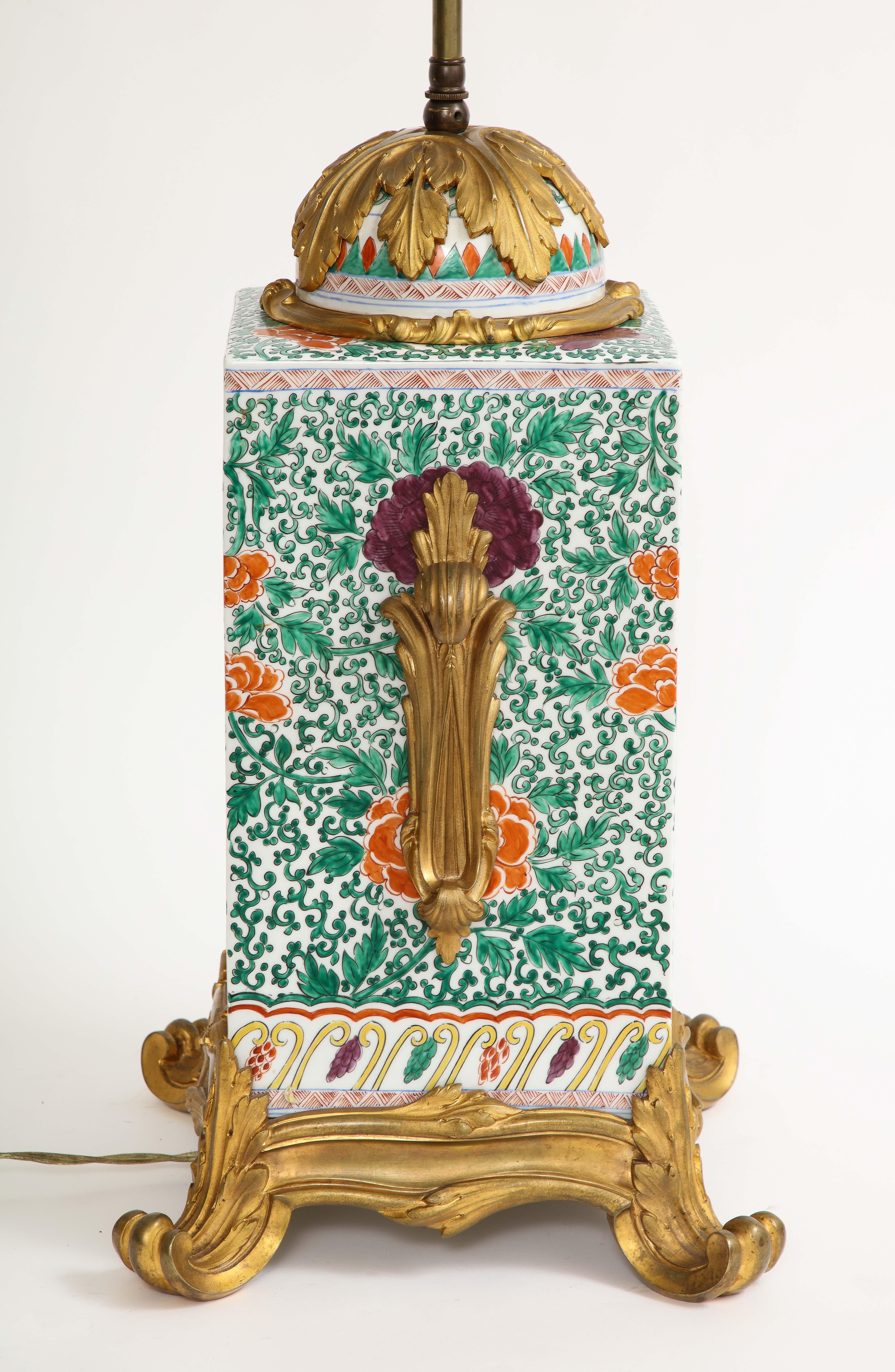 Jarrón de porcelana china Famille Rose montado en bronce Doré y convertido en lámpara, Siglo XIX Porcelana en venta