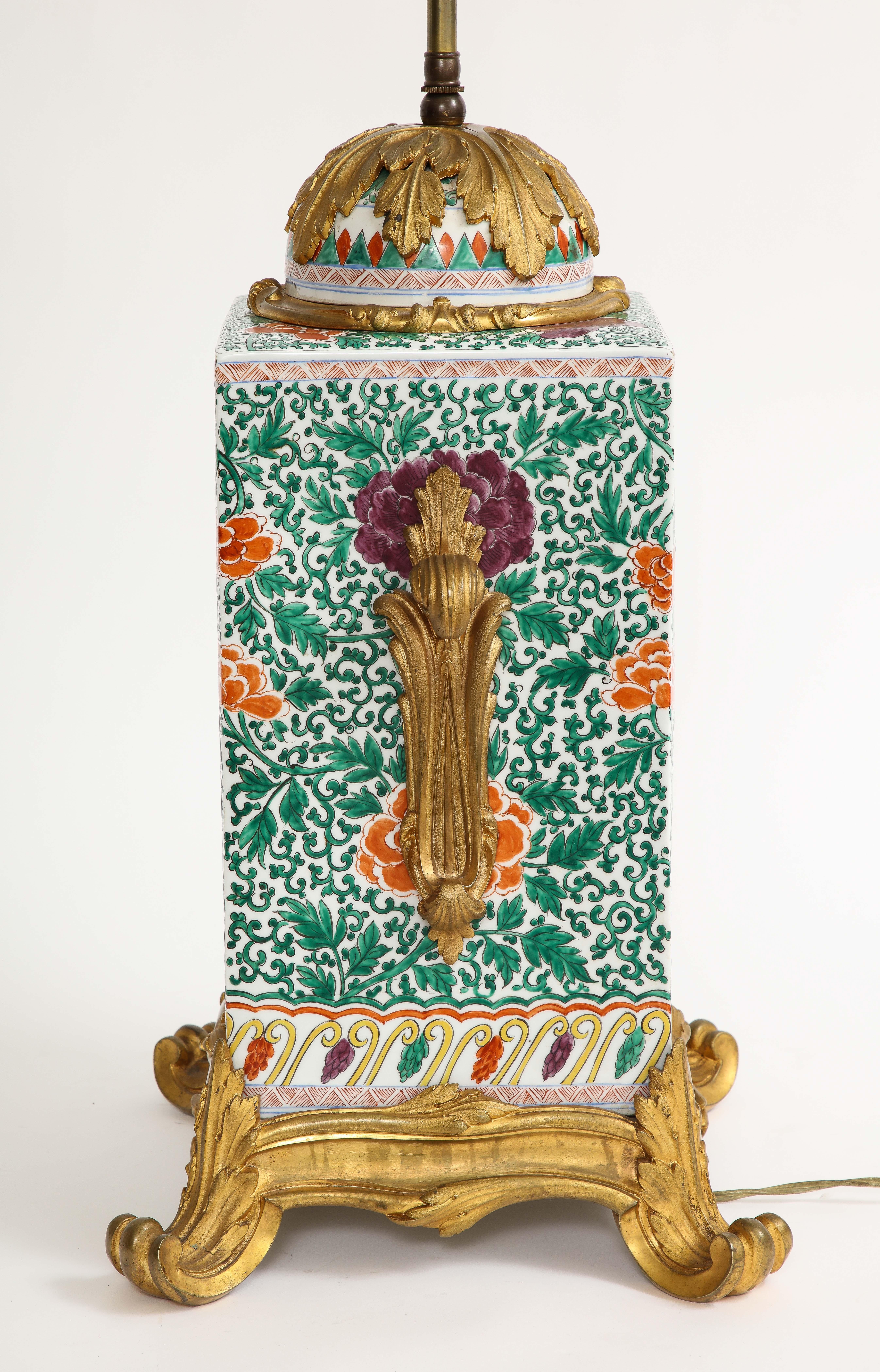 Jarrón de porcelana china Famille Rose montado en bronce Doré y convertido en lámpara, Siglo XIX en venta 1