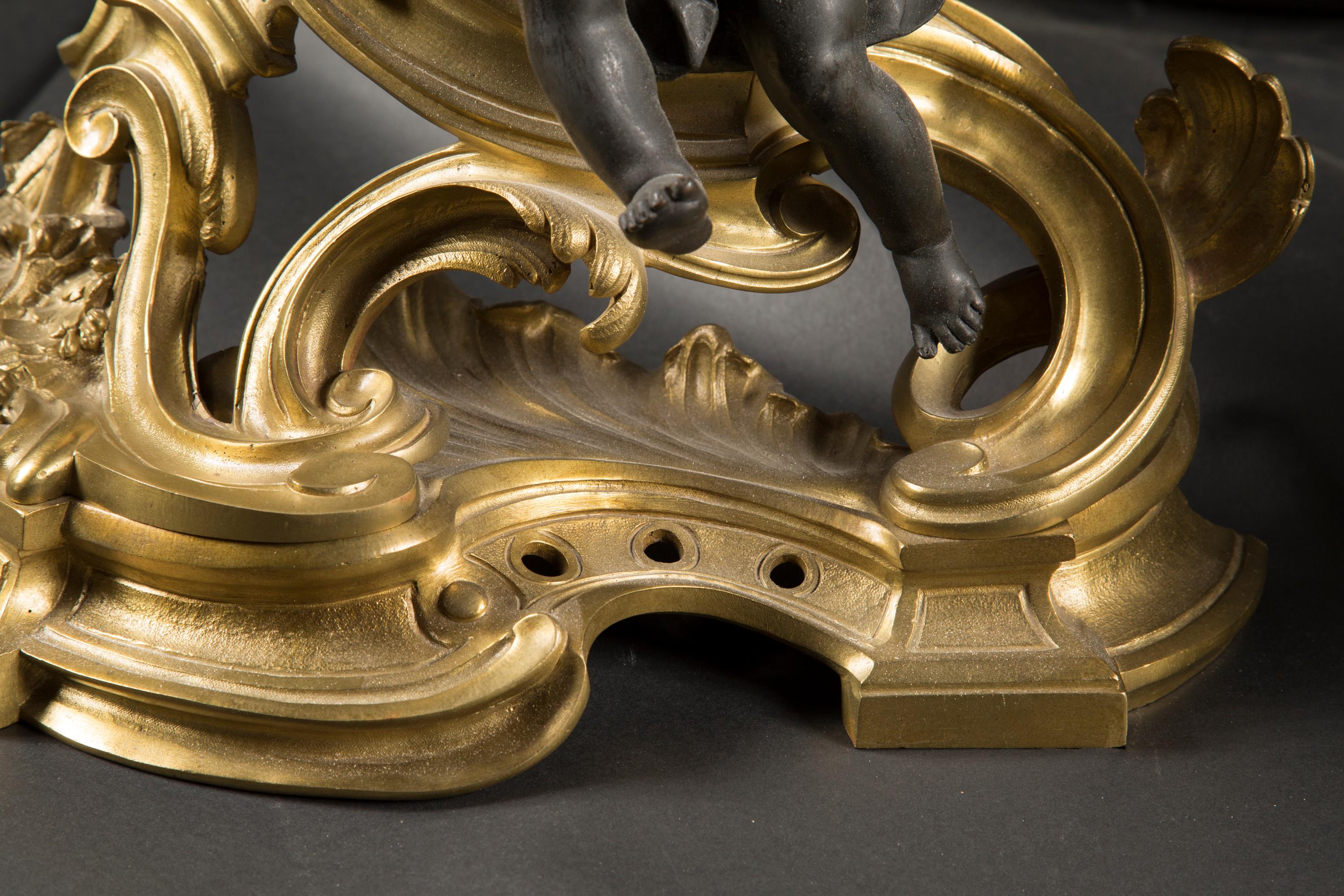 Cette magnifique paire de chenets en bronze de style Louis XV date du XIXe siècle. Elles présentent des putti en bronze patiné, également appelés chérubins, qui reposent sur de magnifiques d'ore en bronze coulés de façon immaculée. Les chérubins