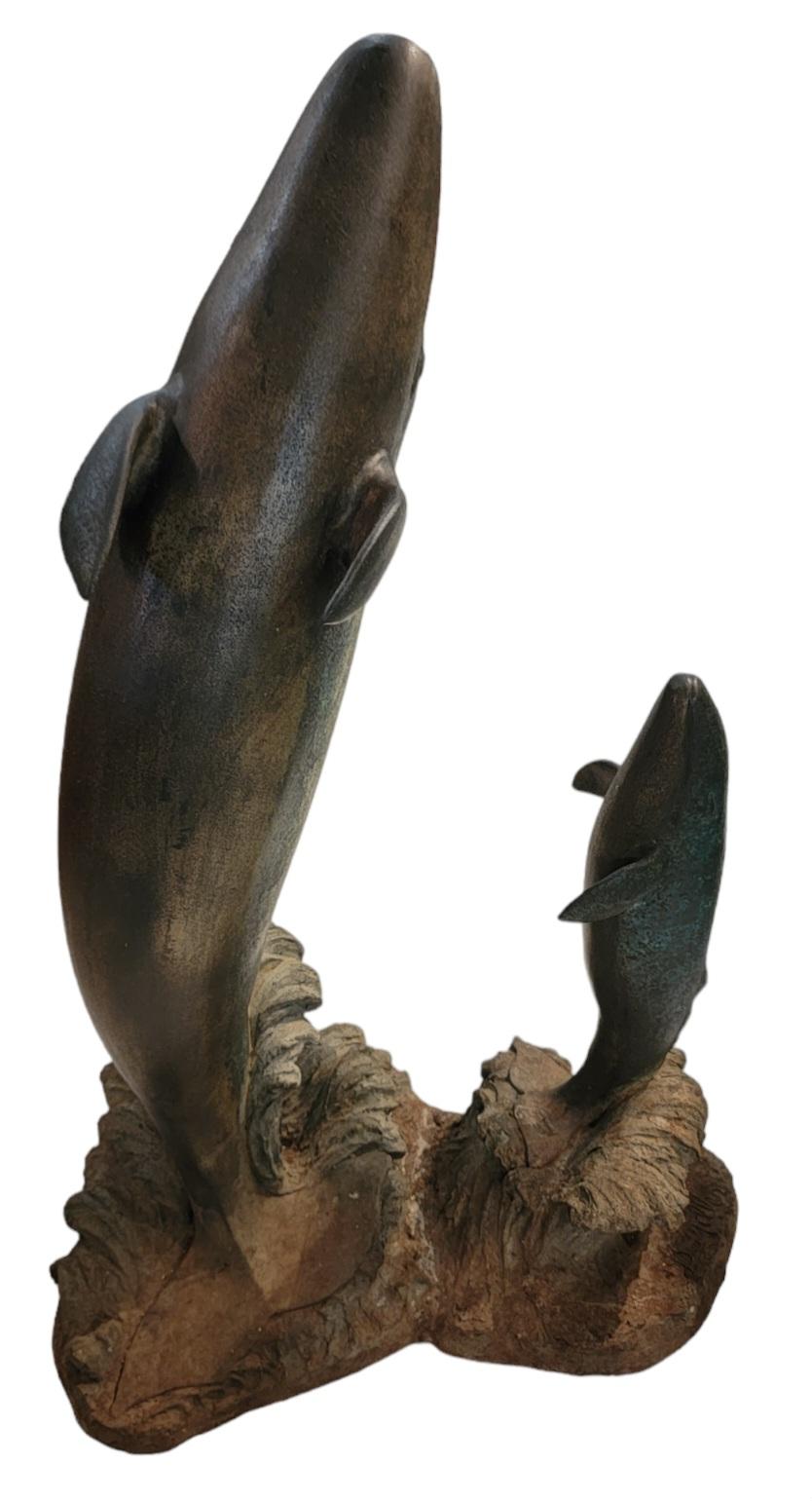 Signierte Bronze Double Whale Statue Skulptur. Jeder Wal bricht und zeigt einen Tanz zwischen Eltern und Kind. Ein schöner Tanz des Lebens. Maße: ca. 30h x 15d x 21w

Die Signatur befindet sich am Sockel der Skulptur.

