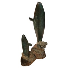 Sculpture de deux baleines en bronze signée