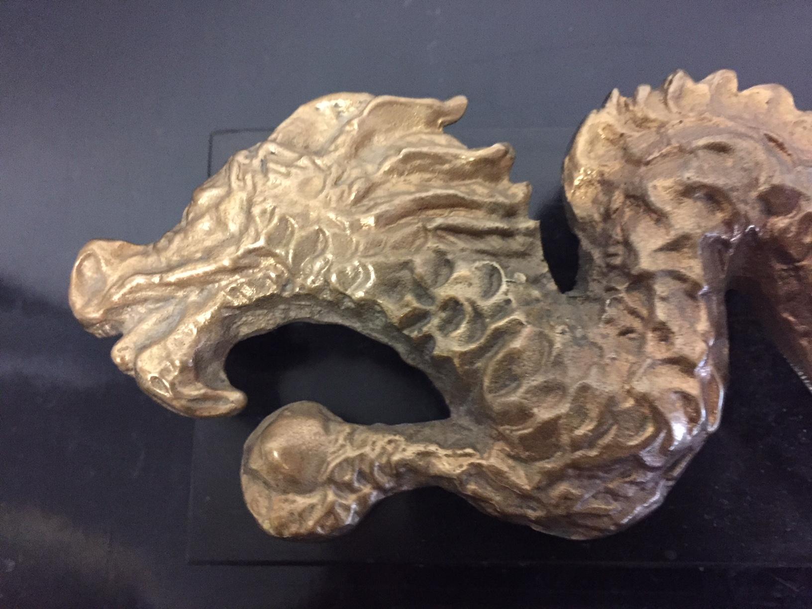 Scultura di drago in bronzo con fusione a cera e doratura a fuoco di Tillmann Köhn
Può essere utilizzato come espositore, ma anche come maniglia per porte o maniglie.
il drago misura 22 cm di lunghezza x 7 cm di larghezza, sulla base di supporti