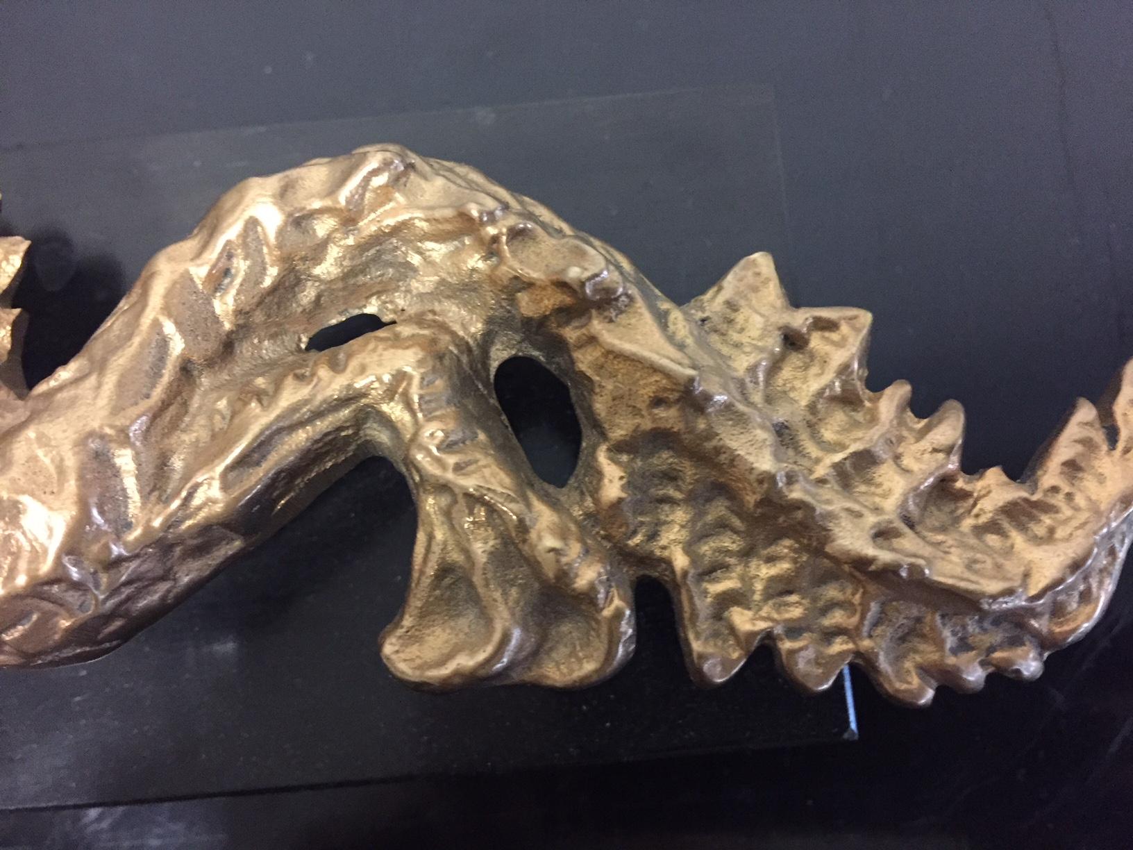 Organico moderno Scultura di drago in bronzo con fusione a cera e doratura a fuoco di Tillmann Köhn in vendita