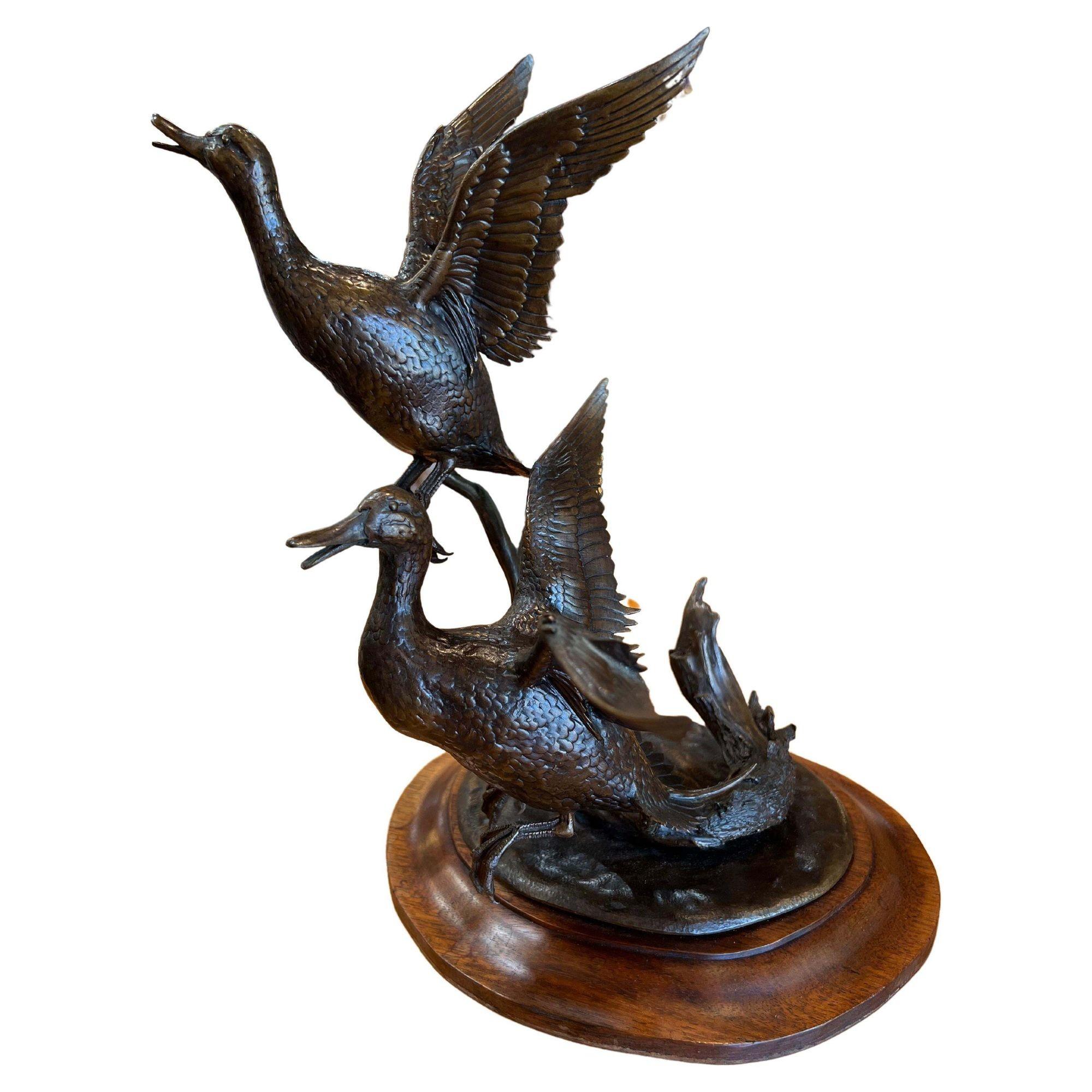 Bronze Ente Statue von James Regimbal mit Papieren 
1986, #1/48
 
James Regimbal ist bestrebt, die wahre Geschichte unseres amerikanischen Erbes durch seine Bronzeskulpturen weiterzugeben. James sagt dazu: 