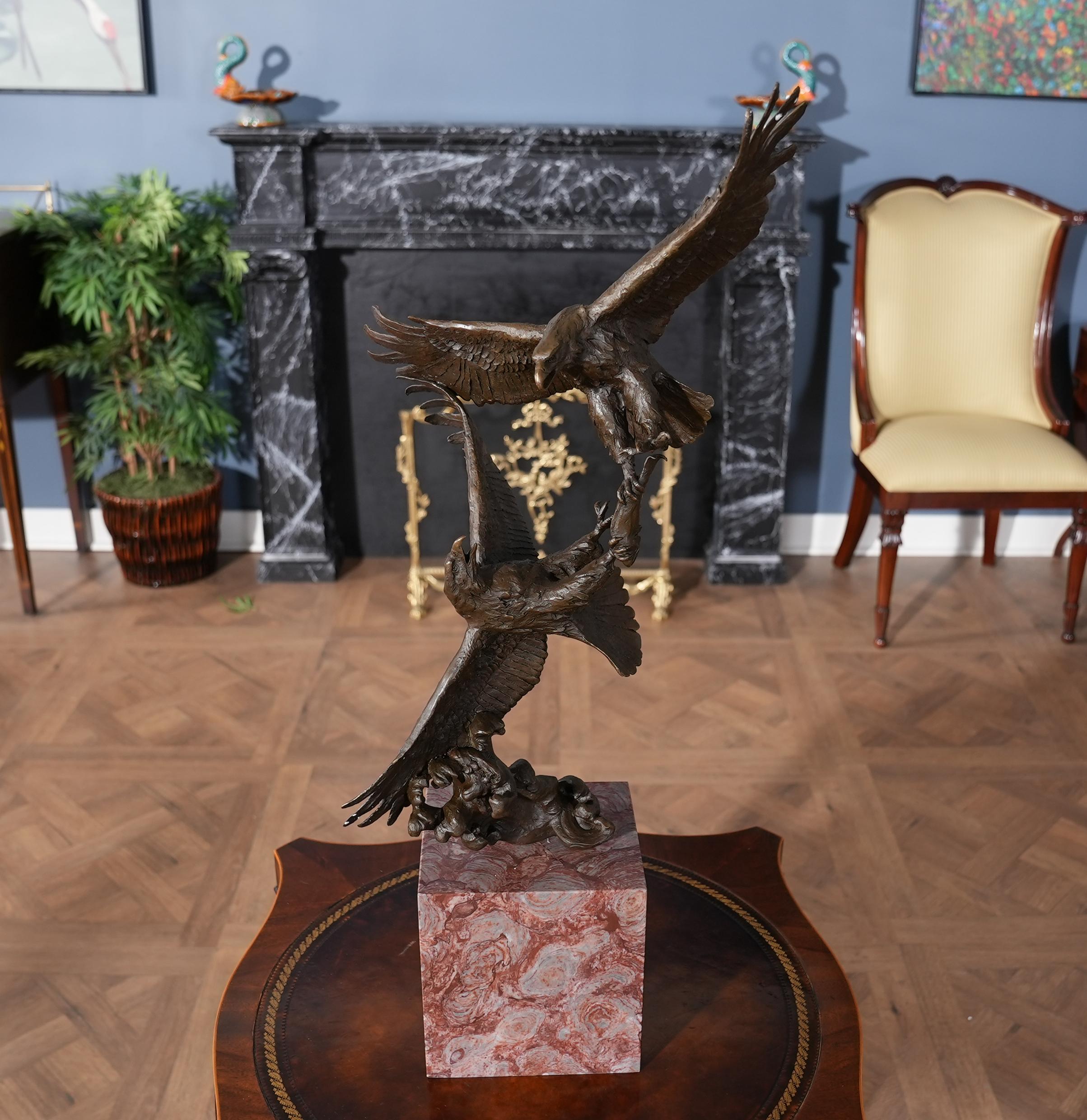 Gracieux même lorsqu'il est immobile, l'aigle en vol en bronze avec socle en marbre est un ajout saisissant à tout décor. La statue Eagles in Flight est créée en pièces détachées à l'aide de la méthode traditionnelle de la fonte à la cire perdue.