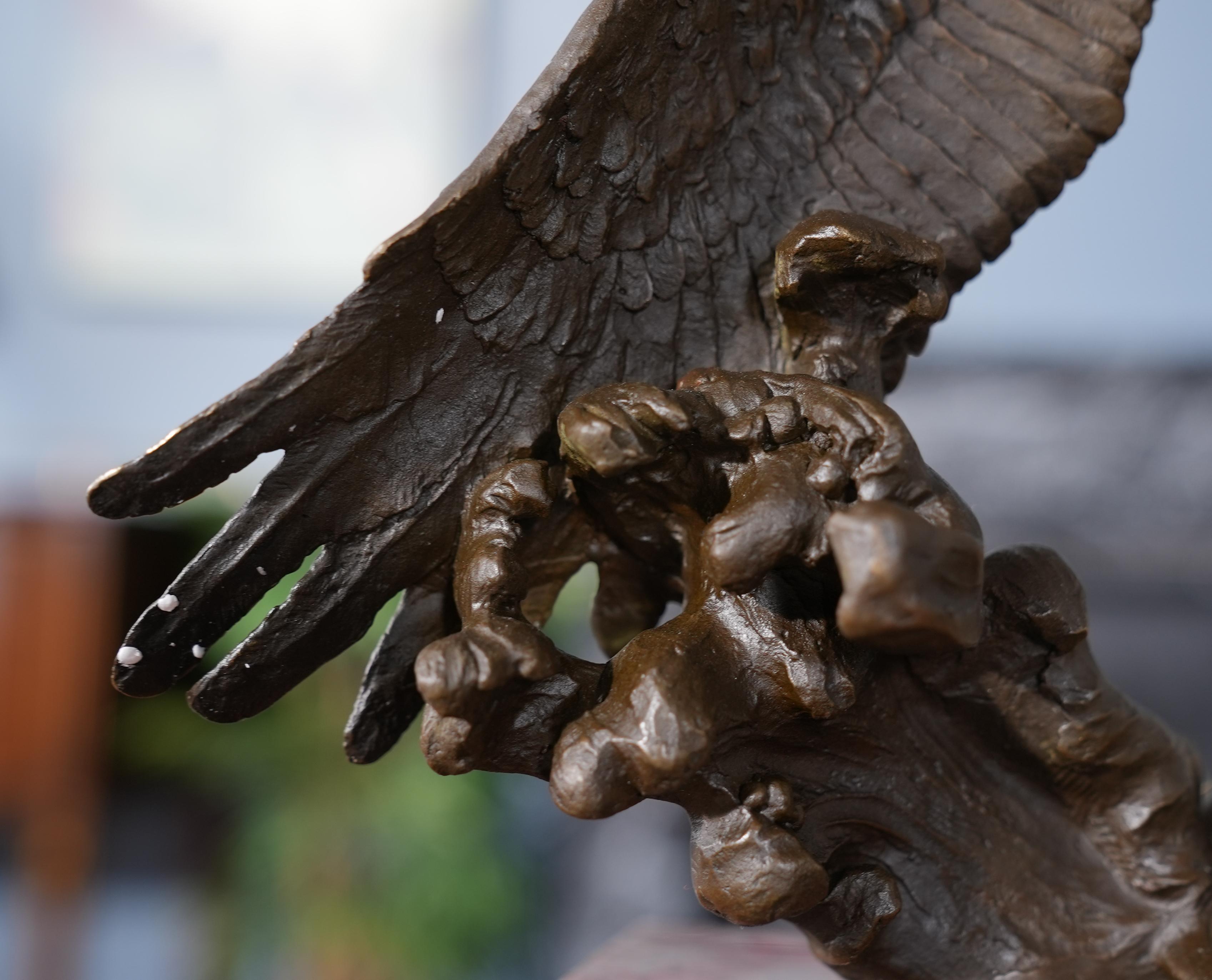 Bronzeadler im Flug aus Bronze mit Marmorsockel (Handgefertigt) im Angebot