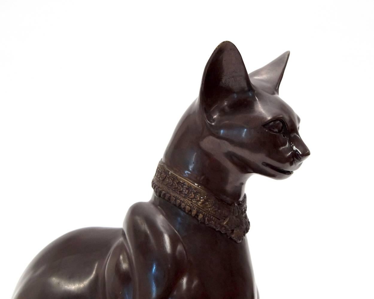 Sculpture de chat égyptien en bronze signée A. Tiot en vente 3