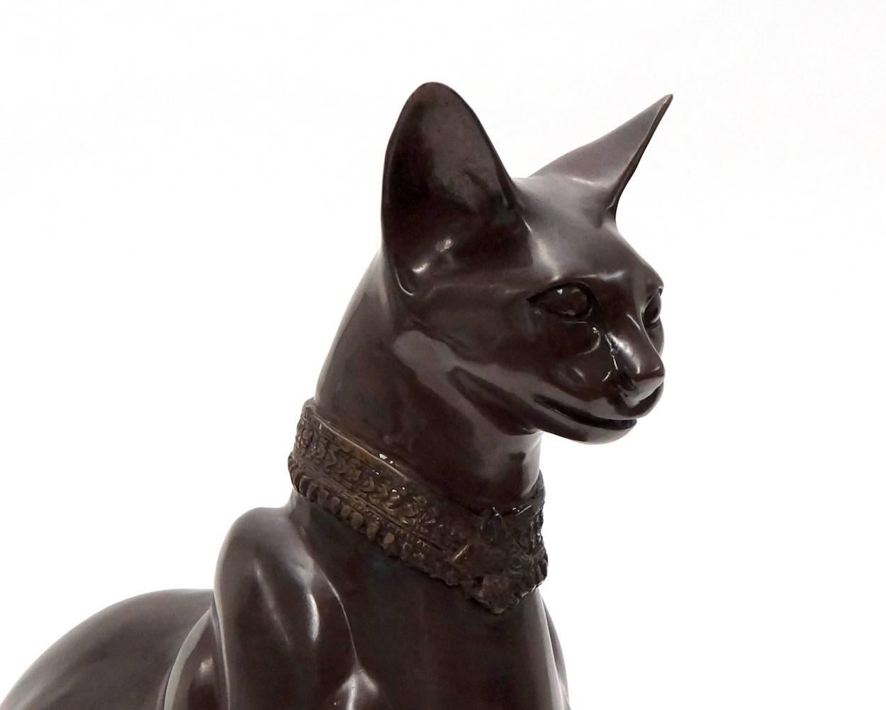Sculpture de chat égyptien en bronze signée A. Tiot en vente 5
