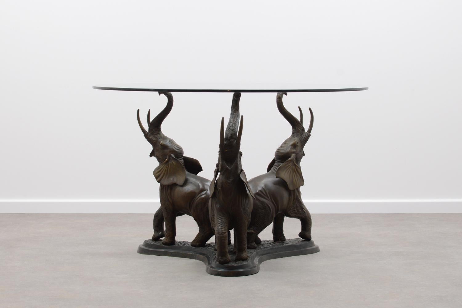 Bronze Elephant dinging table. 3 large beautiful detailed elephants with glass top. The table is in very good vinage condition.