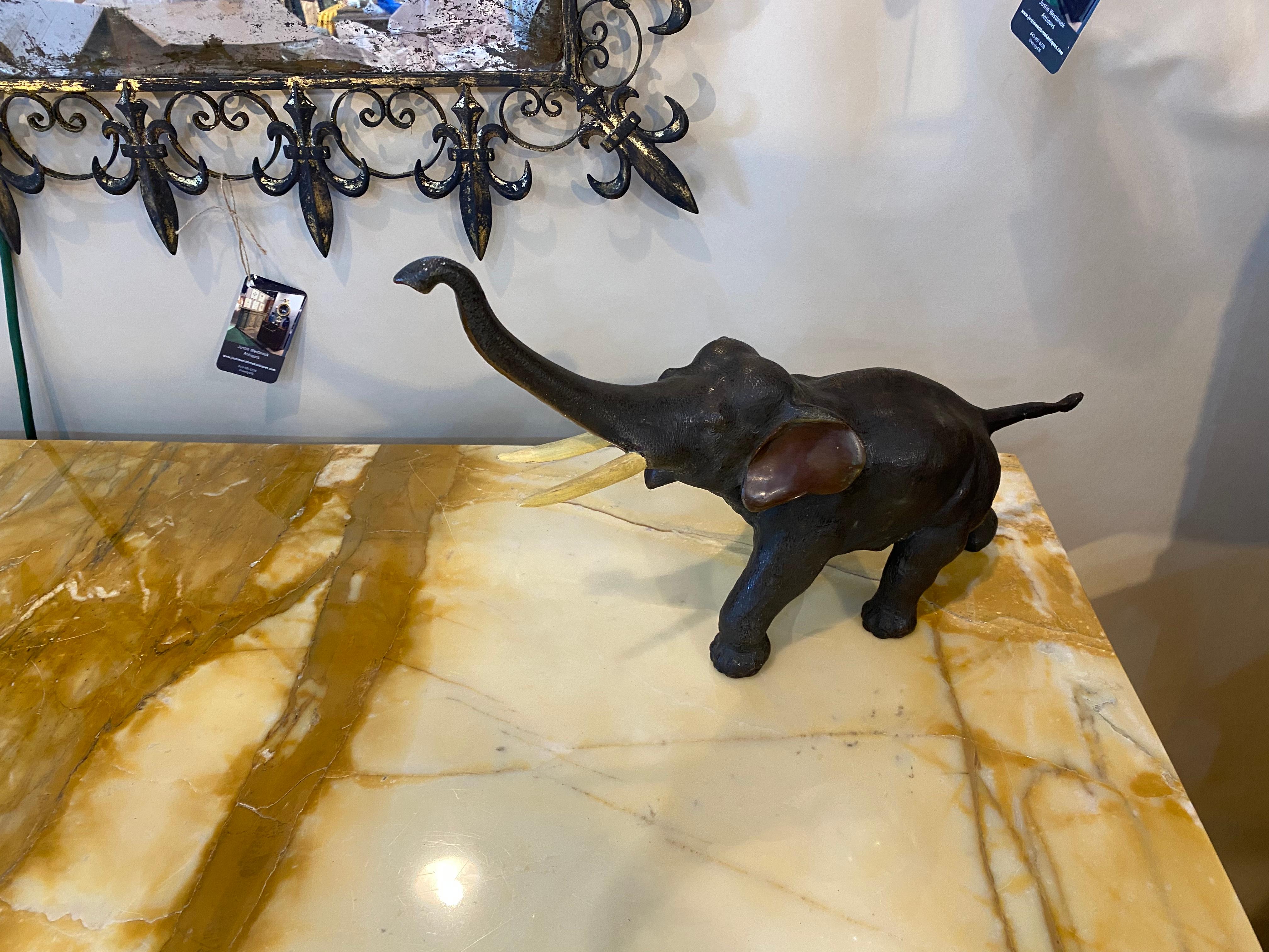 Grande elefante decorativo in bronzo con zanne in legno.