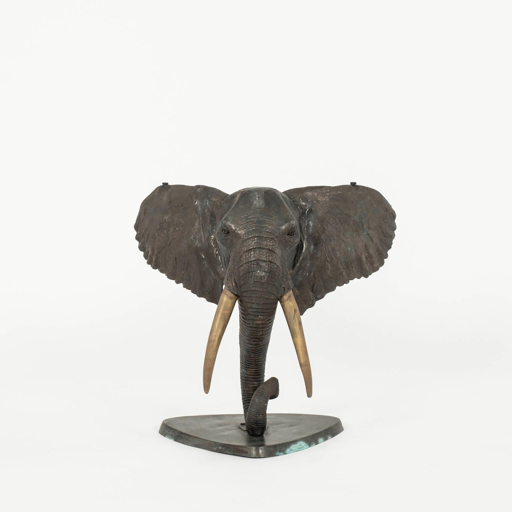 Elefanten-Konsolentisch aus Bronze, 20. Jahrhundert. Dieses Angebot ist für die Basis nur und ist mit Glas als Inspiration gezeigt. Die Abmessungen gelten nur für den Sockel.