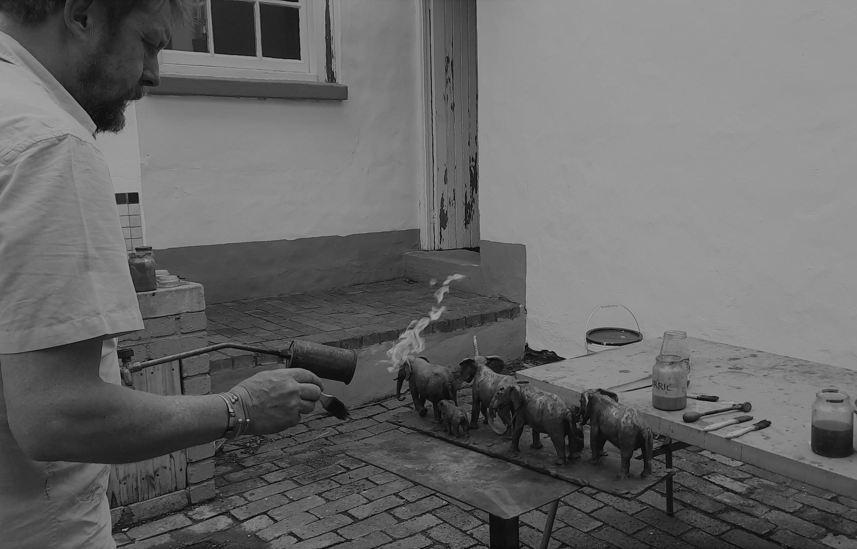 Scultura di branco di elefanti in bronzo in vendita 9