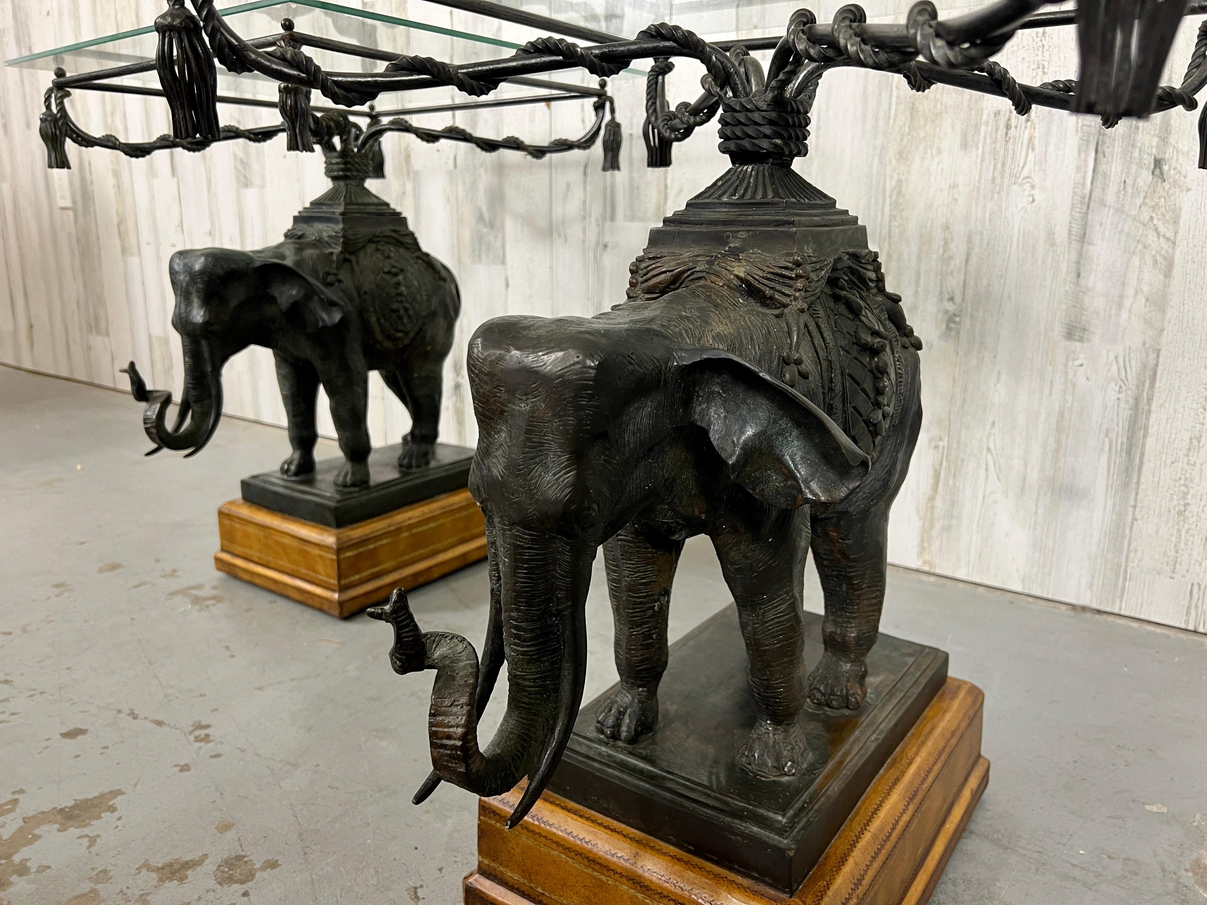 Bronze Elefant montiert auf Leder Basis Beistelltisch im Angebot 5