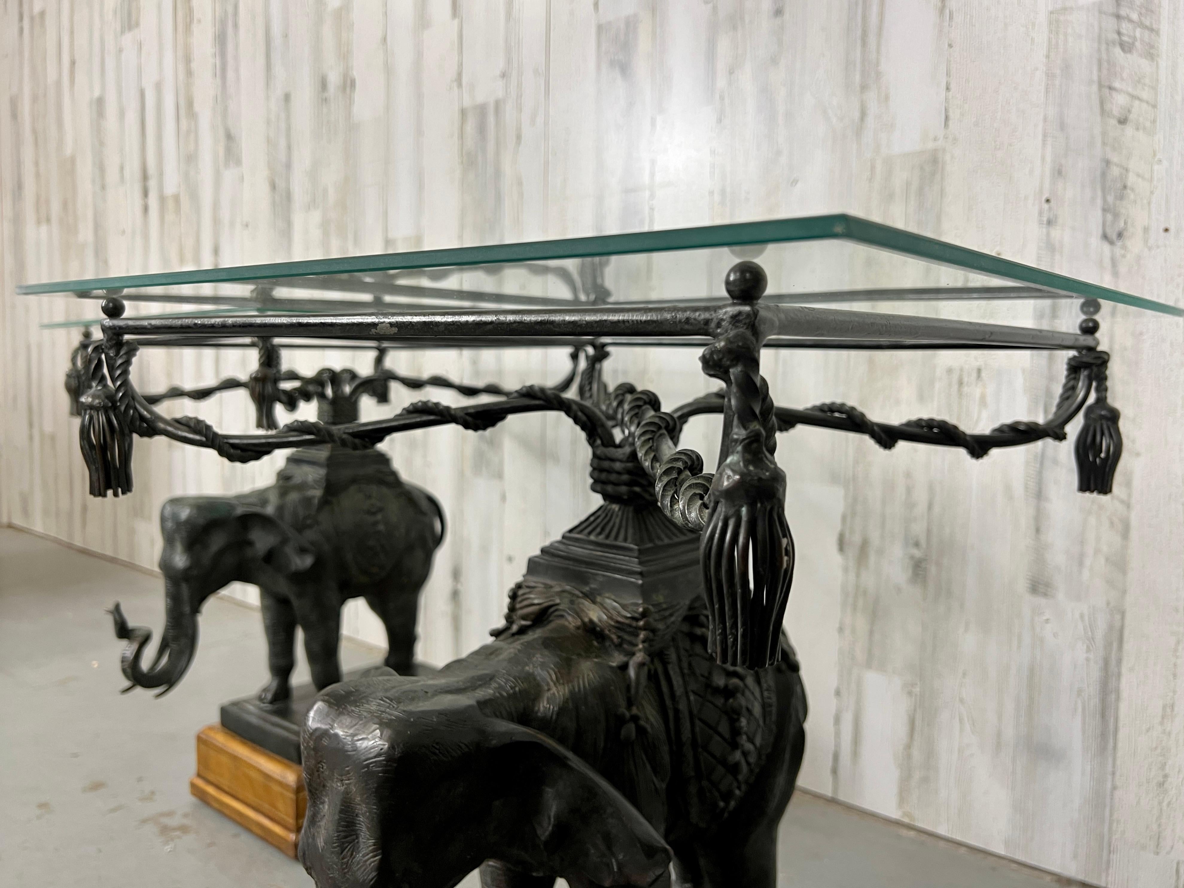 Bronze Elefant montiert auf Leder Basis Beistelltisch im Angebot 7