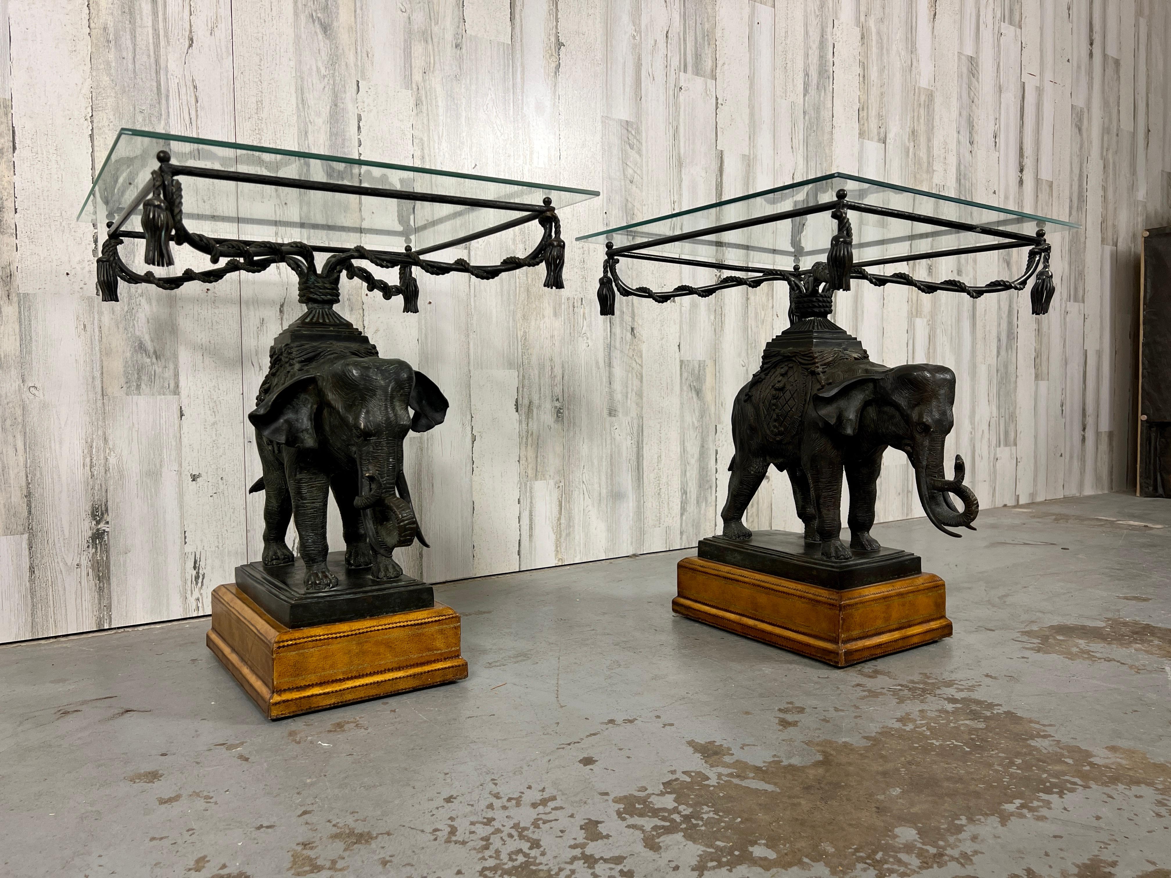 Bronze Elefant montiert auf Leder Basis Beistelltisch im Angebot 1