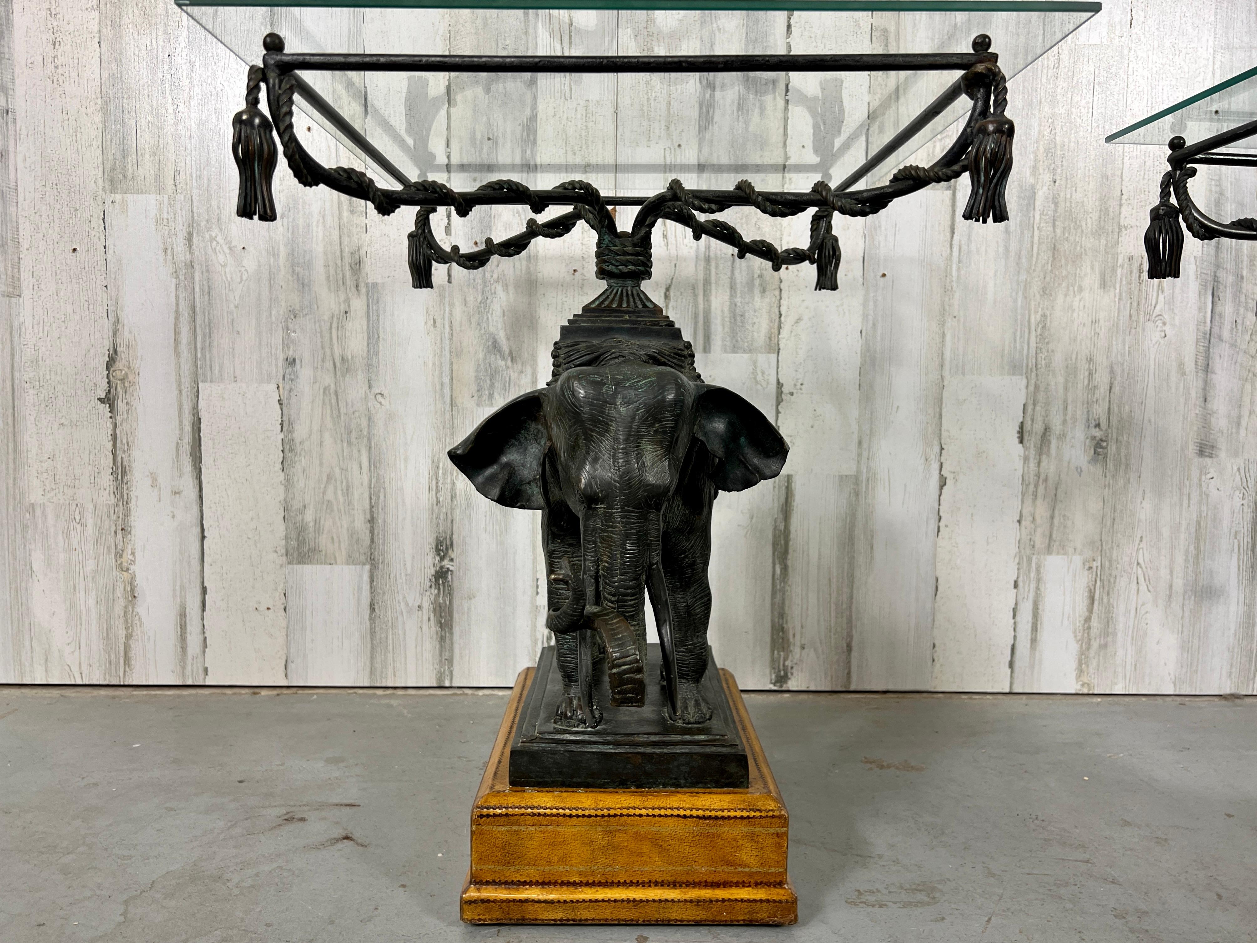 Bronze Elefant montiert auf Leder Basis Beistelltisch im Angebot 2