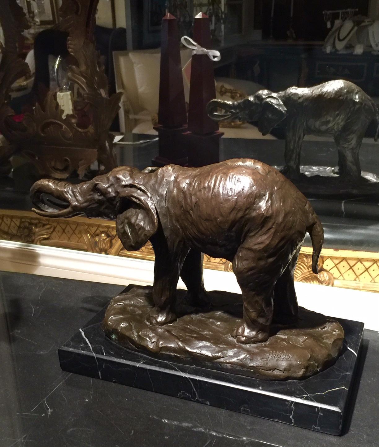 Éléphant en bronze monté sur une base en marbre gris. Signé 