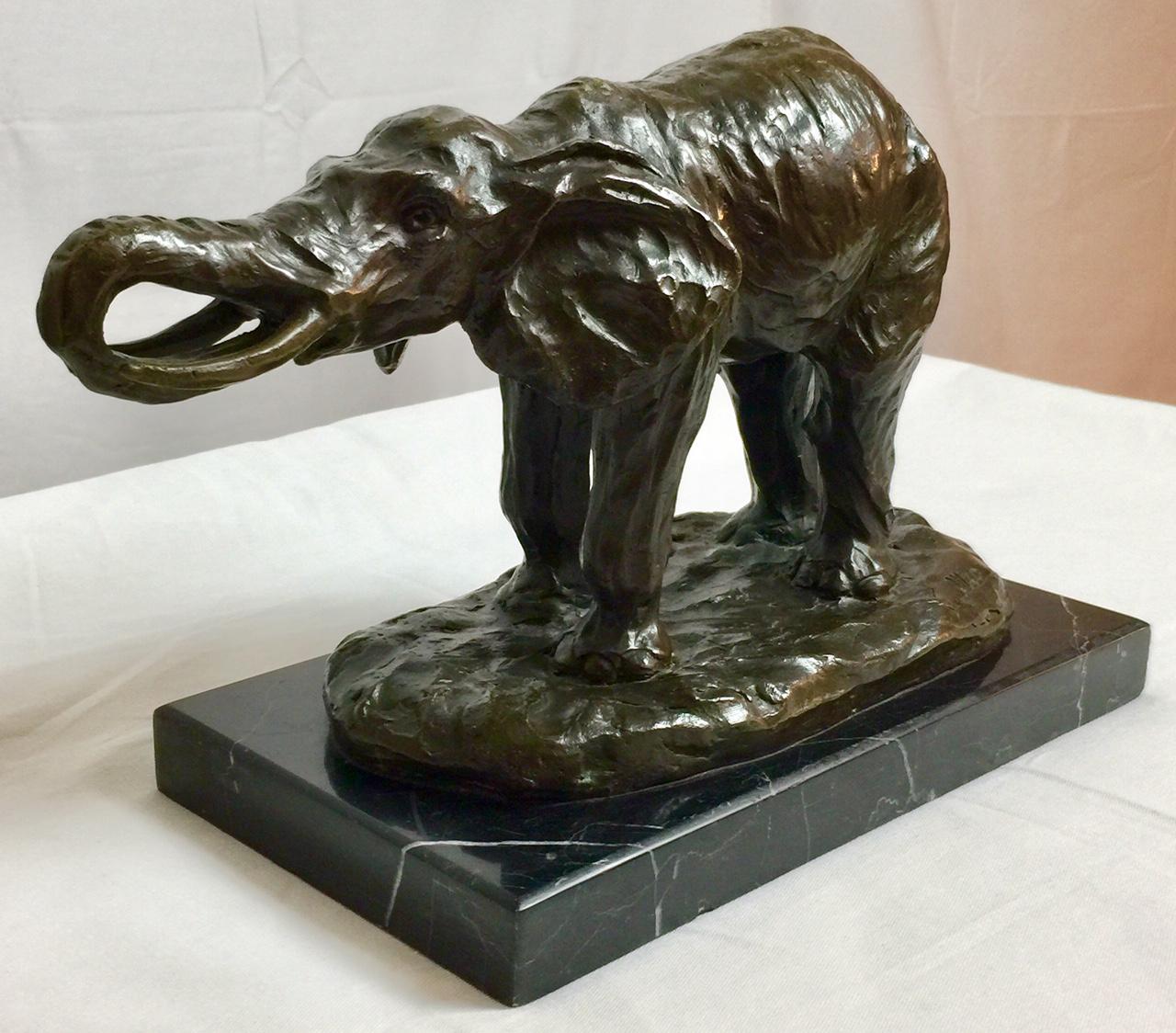 Elefant aus Bronze auf Marmorsockel, signiert von Milo (Französisch) im Angebot
