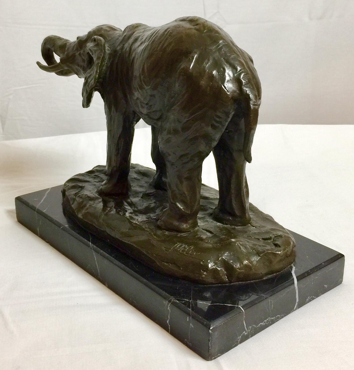 Français Éléphant en bronze sur socle en marbre, signé par Milo en vente