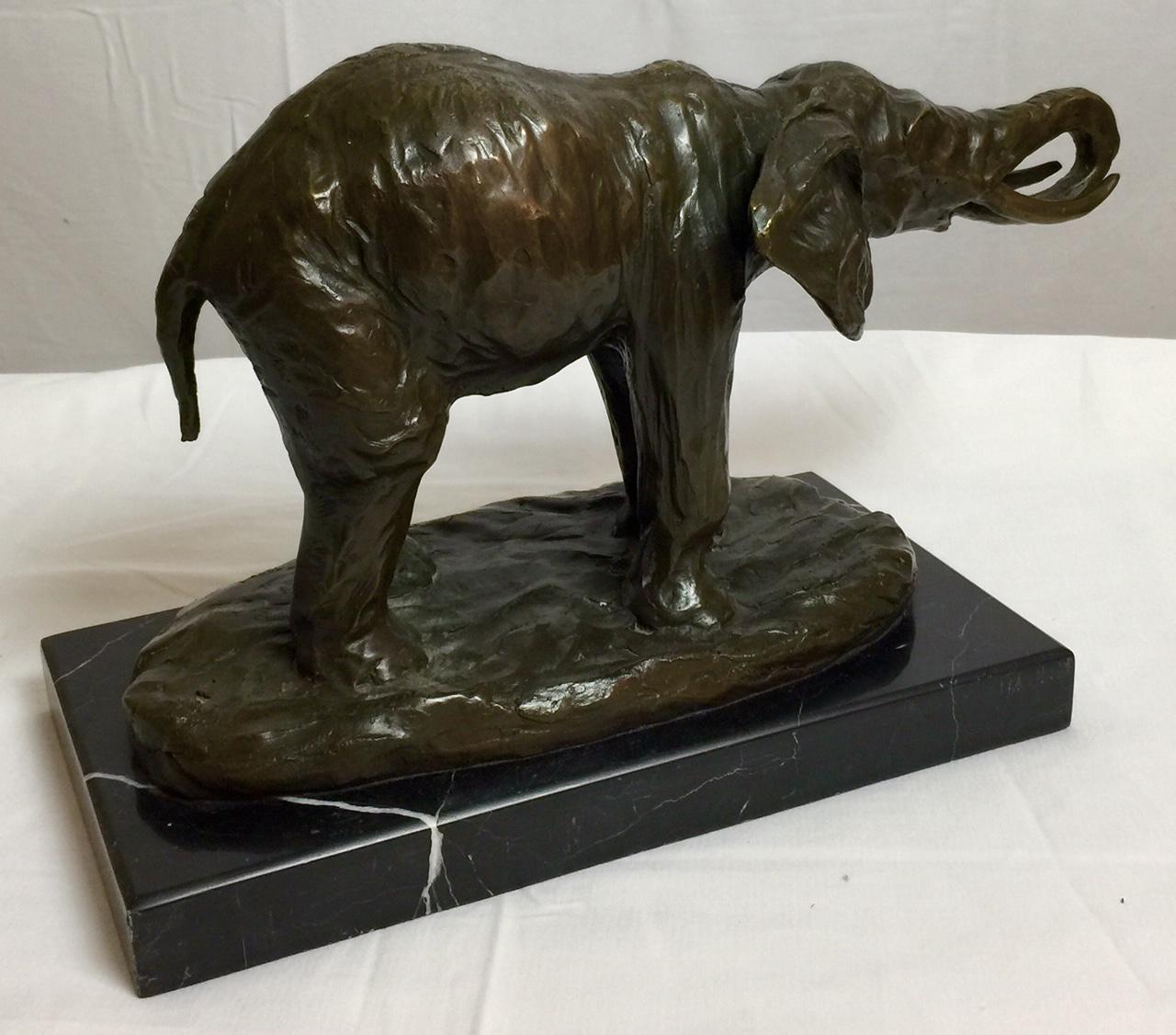 Elefant aus Bronze auf Marmorsockel, signiert von Milo im Angebot 1