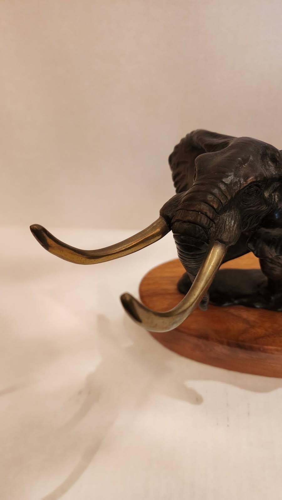 Classico americano Scultura di elefante in bronzo di David Shaefer in vendita