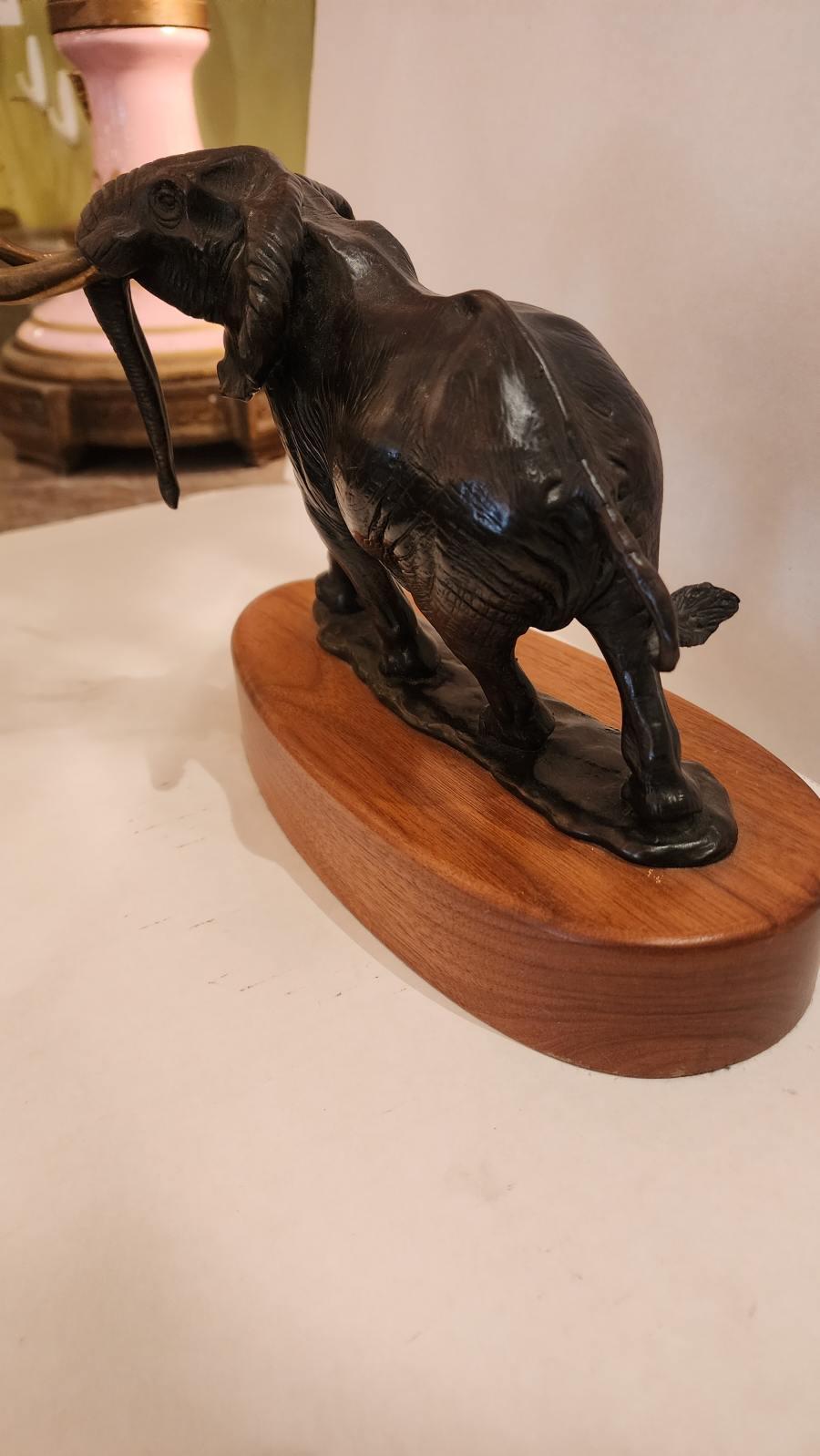 Keniano Scultura di elefante in bronzo di David Shaefer in vendita