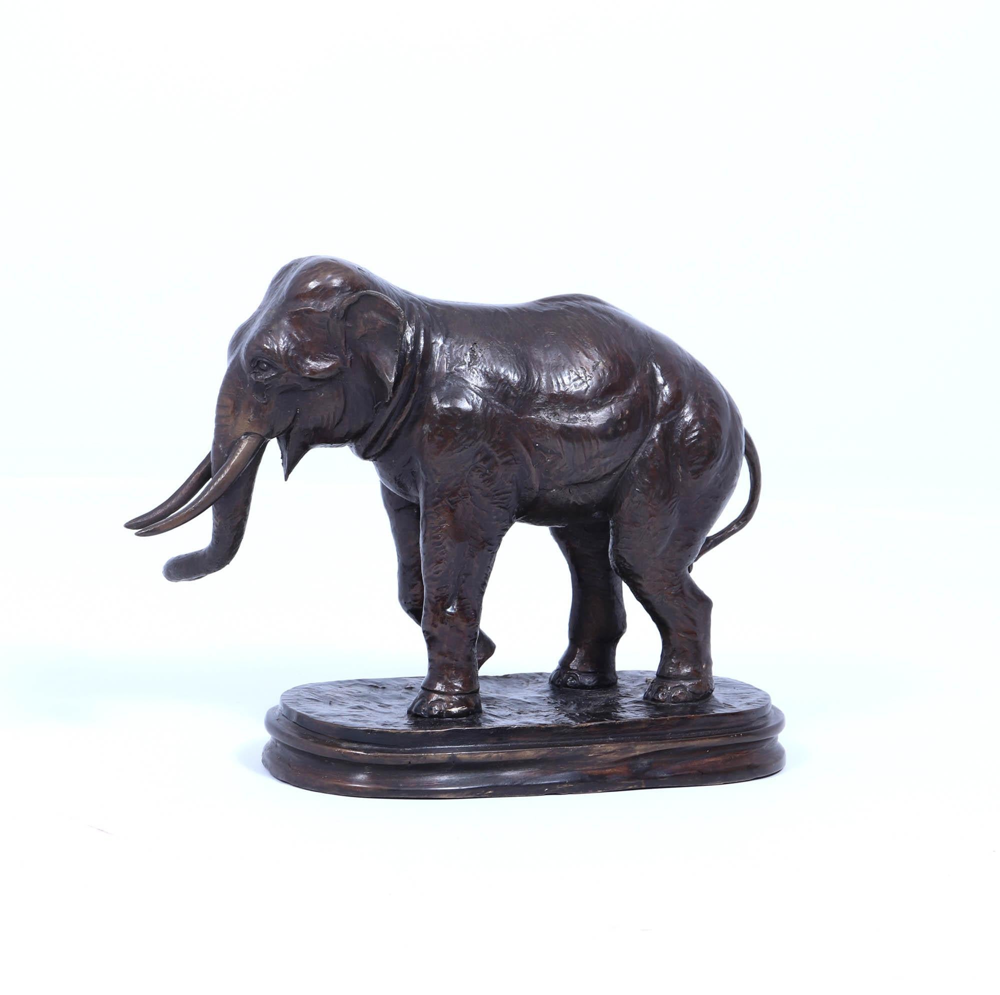 Scultura di elefante in bronzo del 1930 circa
Uno splendido modello in bronzo di elefante, magistralmente realizzato alla maniera di Antoine-Louis Barye, uno degli scultori di animali più apprezzati in Francia. Questa bellissima scultura in bronzo
