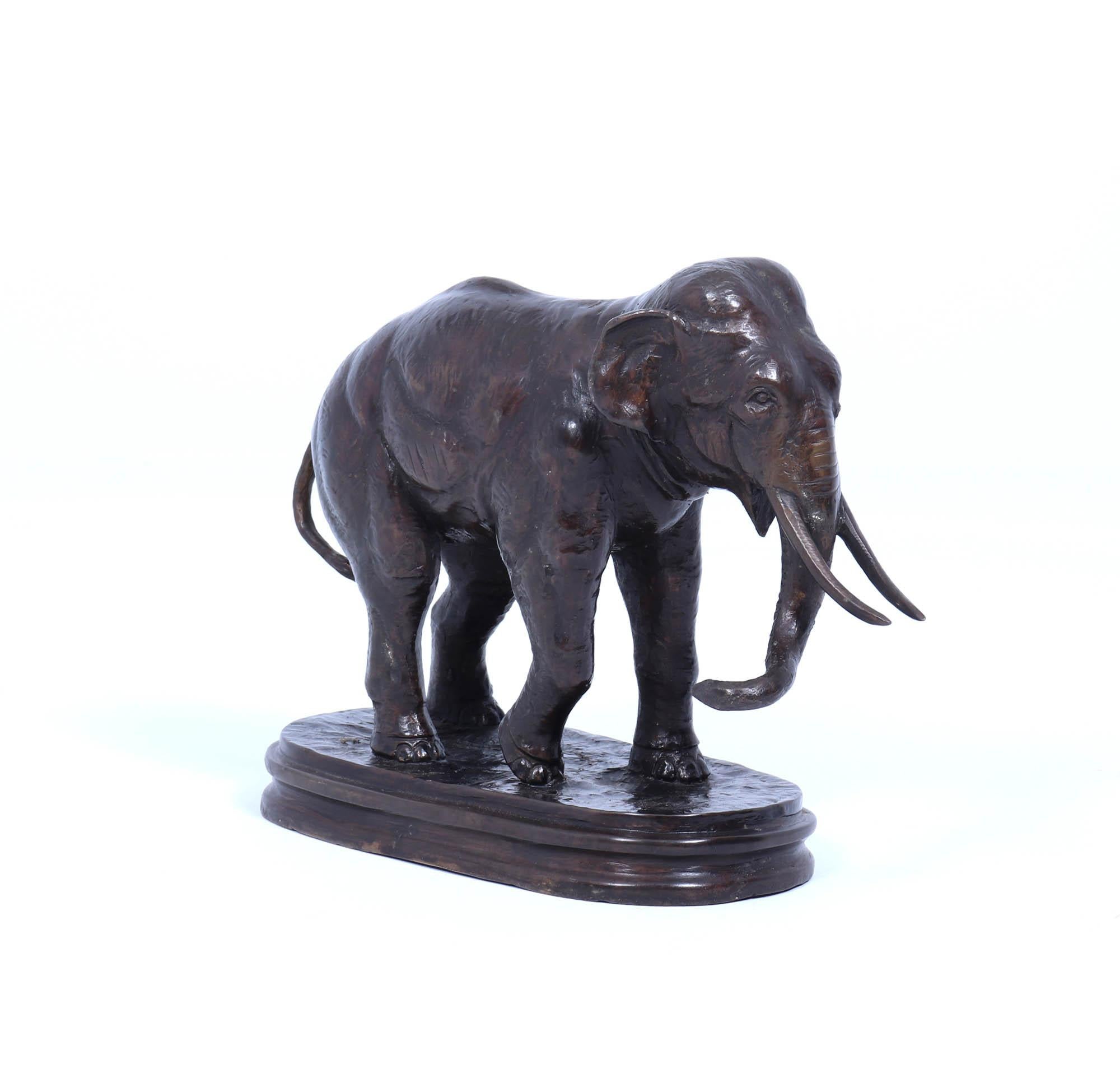 Metà XX secolo Scultura di elefante in bronzo del 1930 circa in vendita